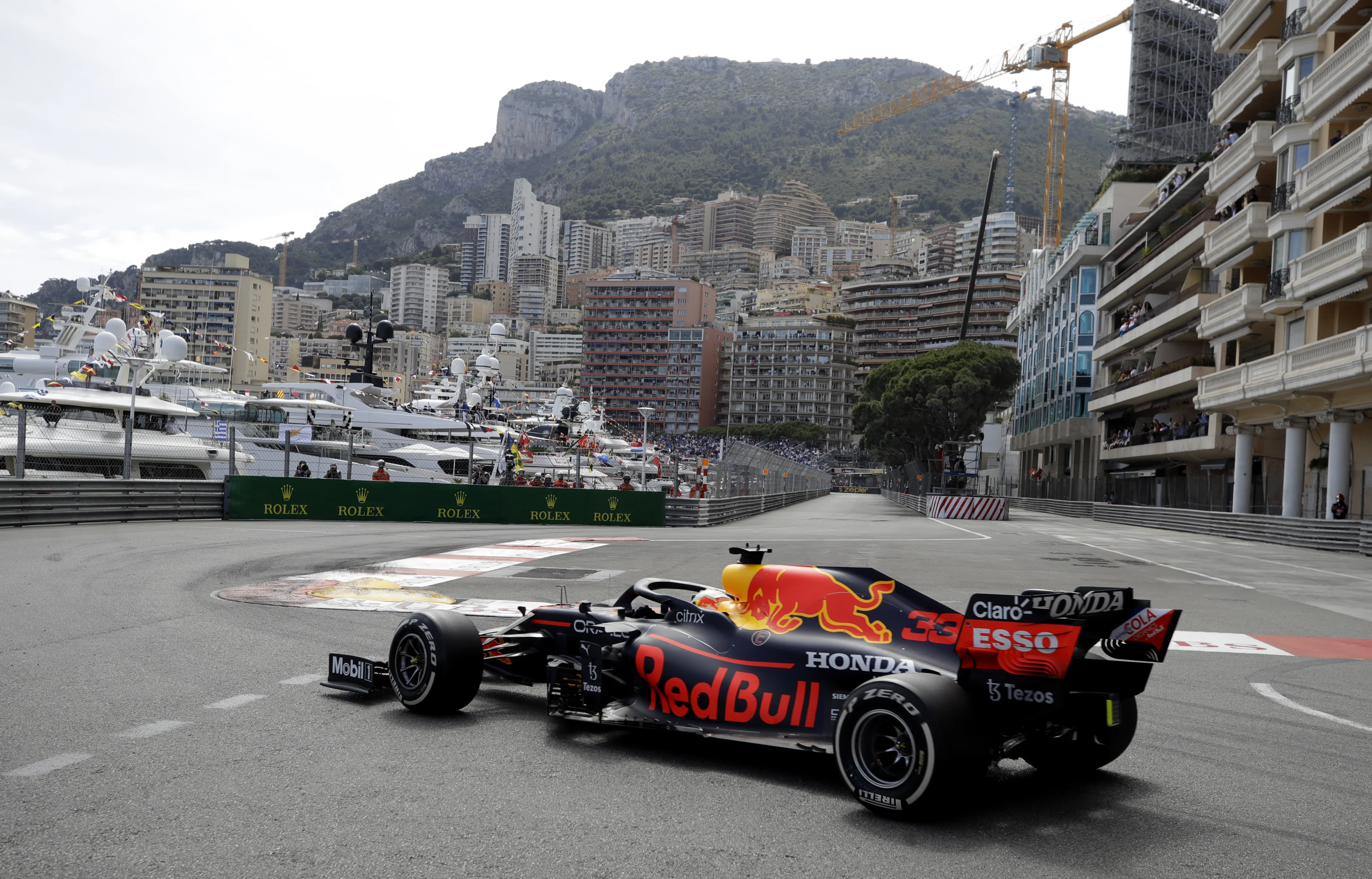 Verstappen wint in Monaco en is eerste Nederlander WK-leider ooit