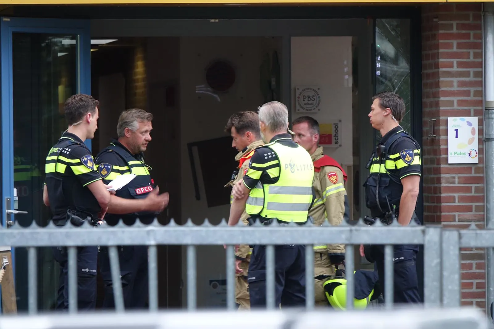 Automobilist rijdt basisschool binnen in Grootebroek, bestuurder aangehouden