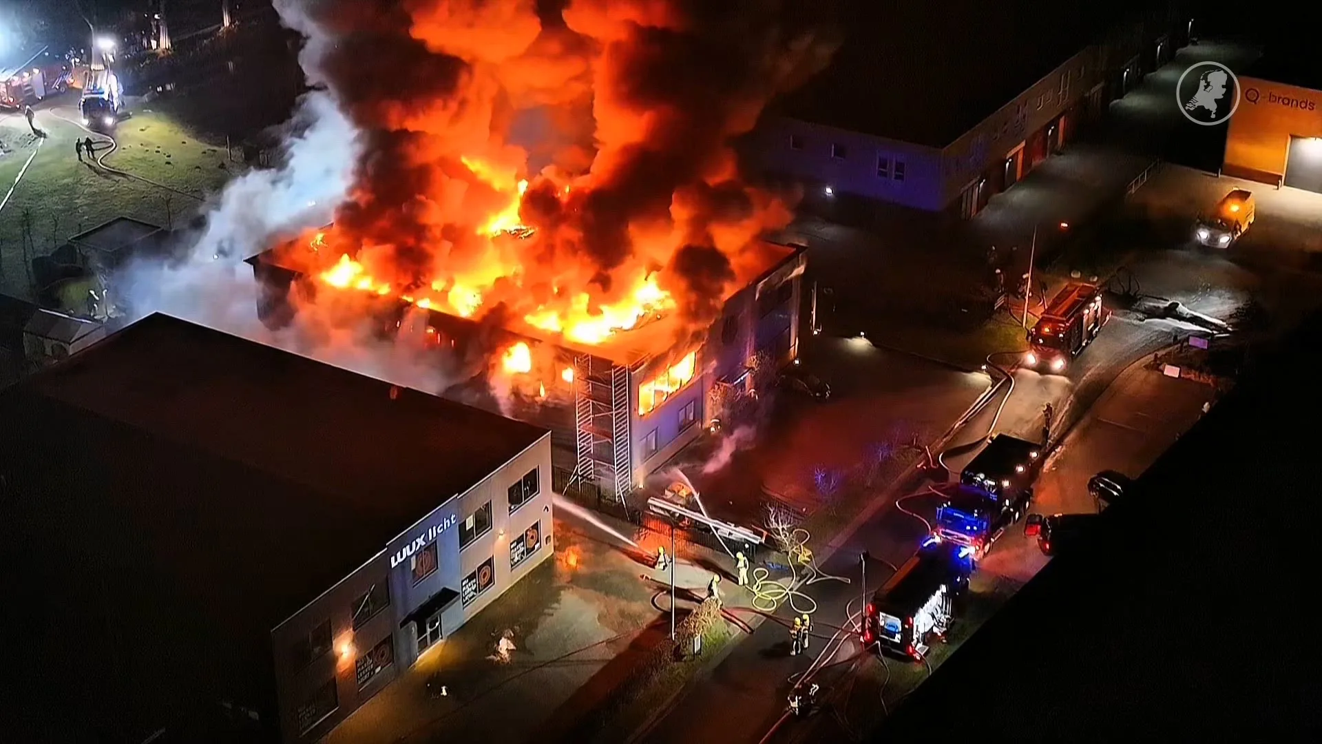 Enorme brand in bedrijfspand Gelderse Beneden-Leeuwen