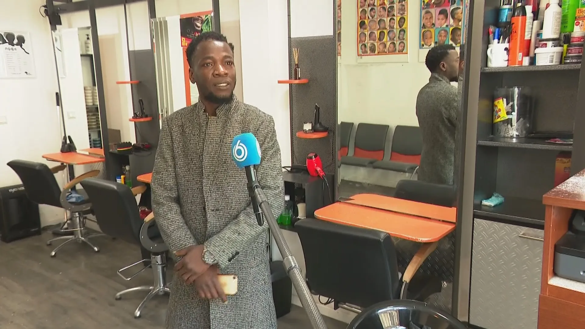 Eigenaar van beschoten kapperszaak Tilburg: 'Waarom staat de naam van mijn vriend op het raam?'