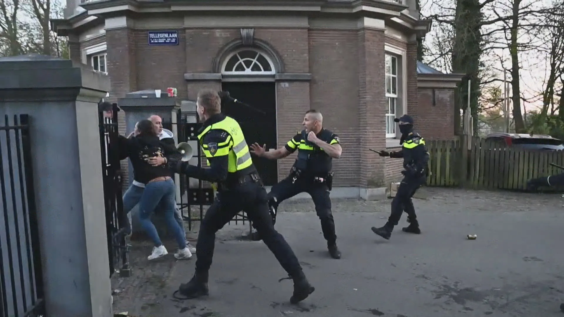 Politie reageert op 'buitensporig geweld' Koningsdag Arnhem