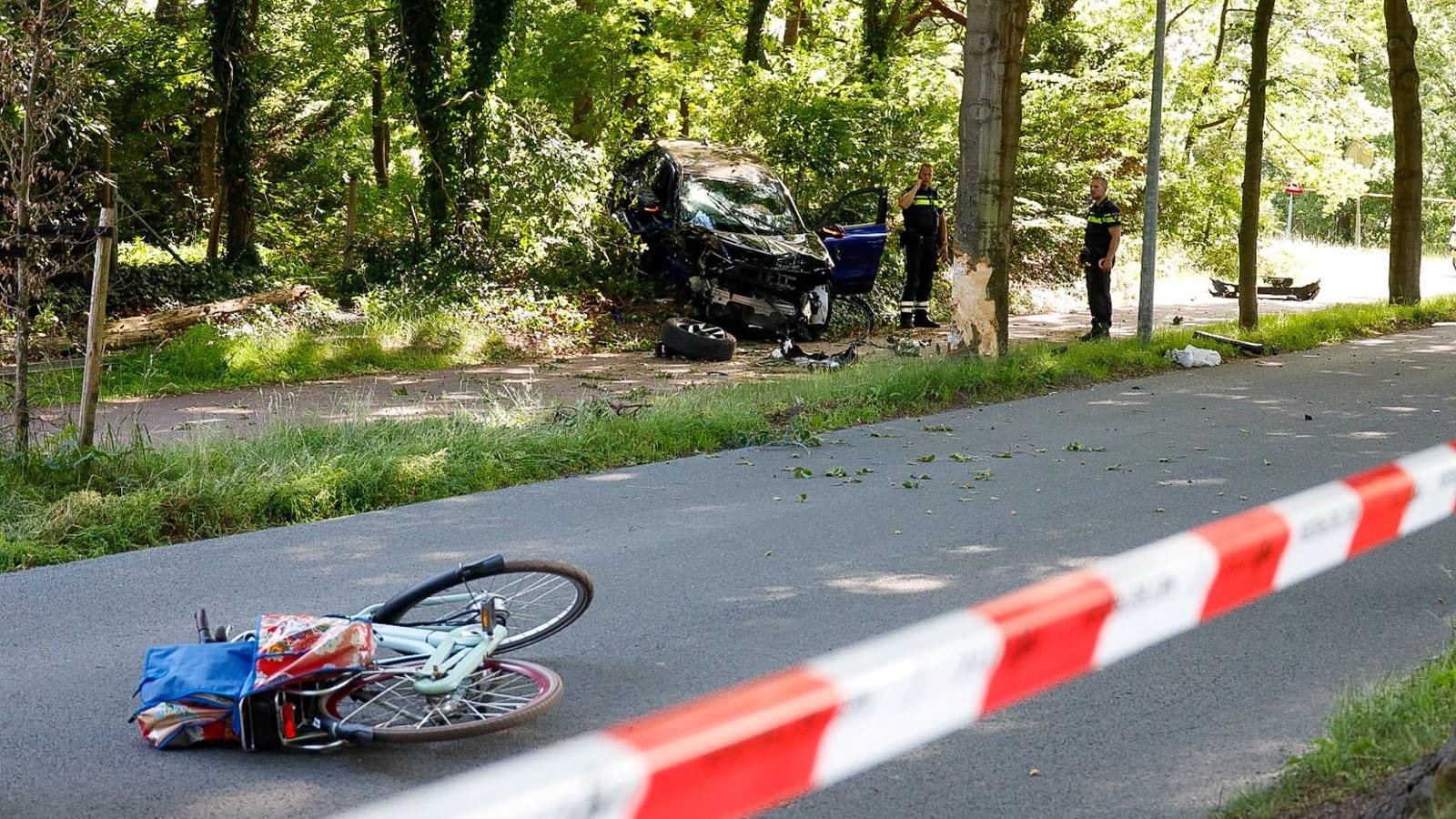 Automobilist Huizen schrikt van fietser, trapt gas in en knalt tegen boom