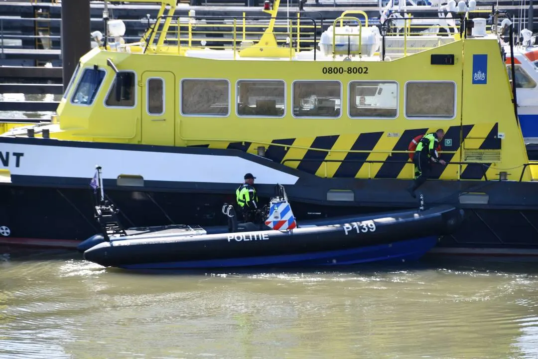  Bemanning valt van binnenvaartschip na aanvaring op Westerschelde
