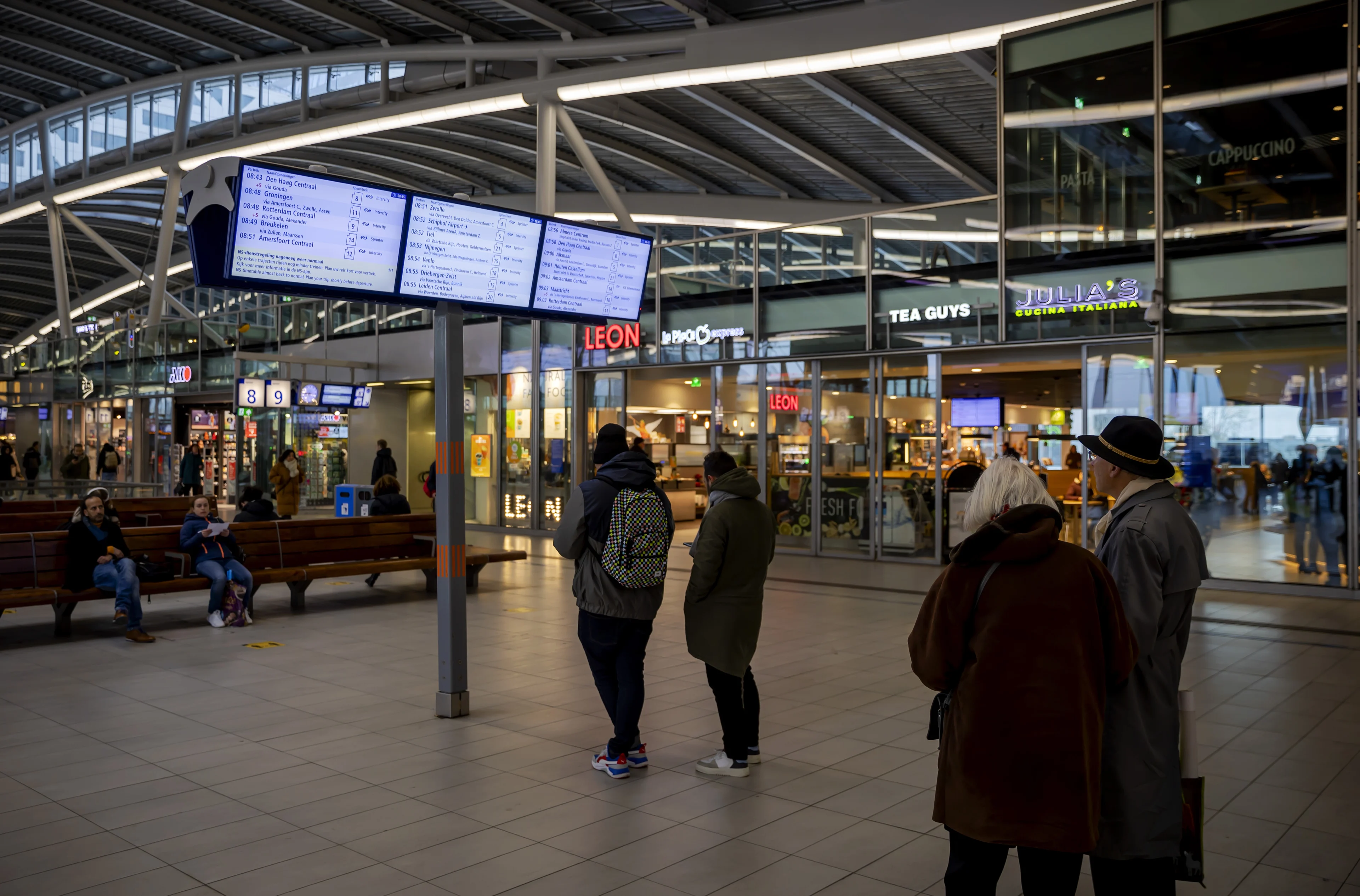 Verdacht pakketje gevonden in trein, perrons Utrecht Centraal ontruimd