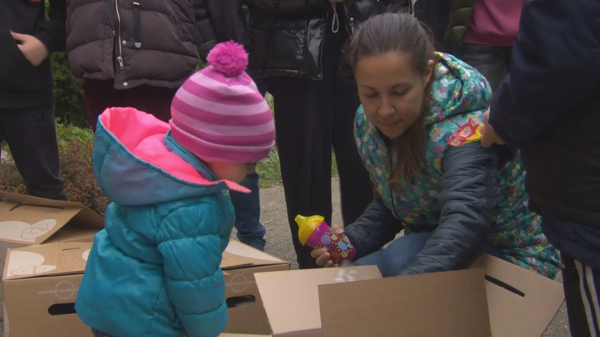 Boeren delen voedselpakketten uit aan Oekraïense vluchtelingen: 'Hier ga ik ontbijt mee maken'