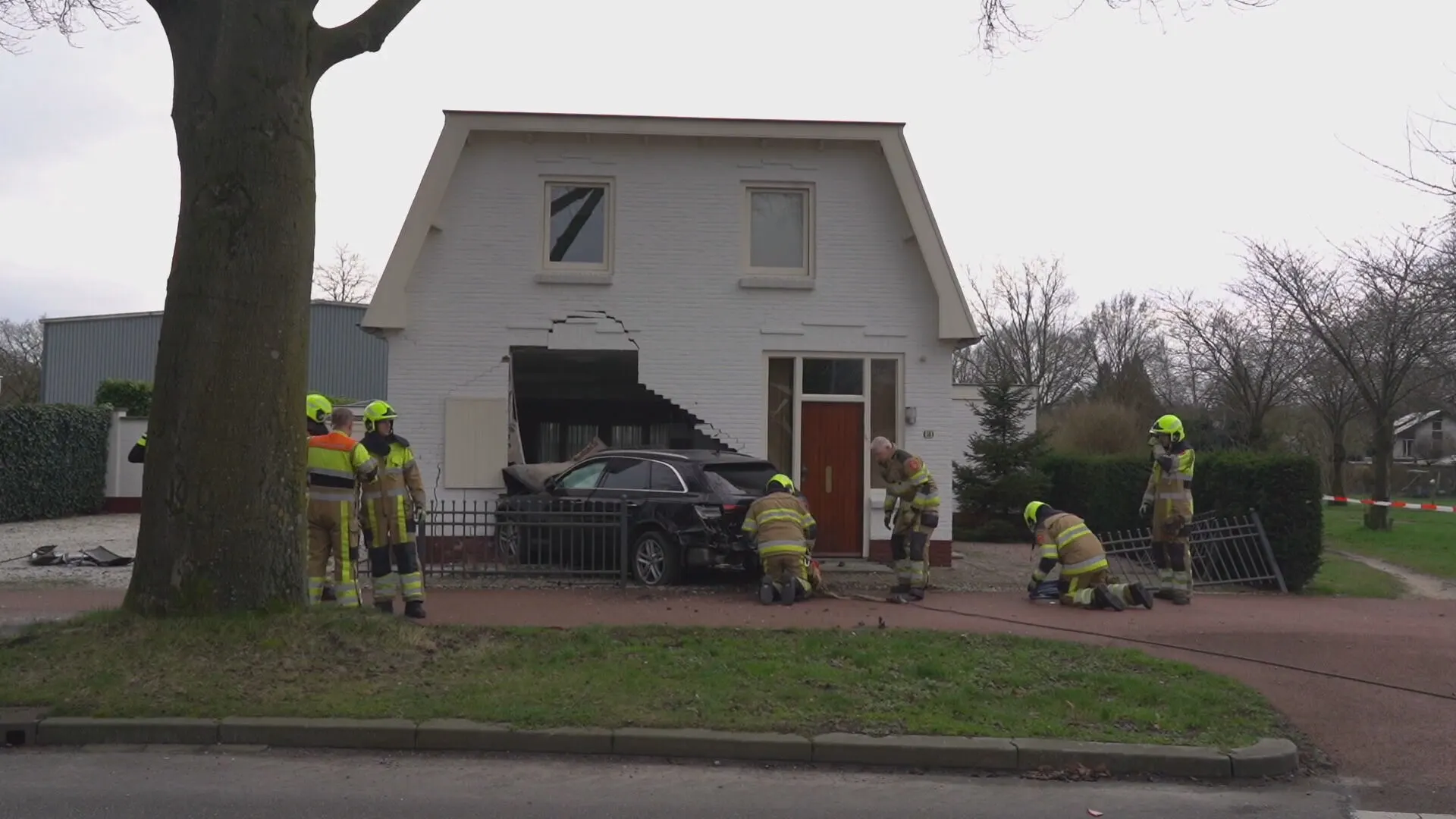 Automobilist rijdt woning binnen in Wijchen, bijna hele gevel verwoest