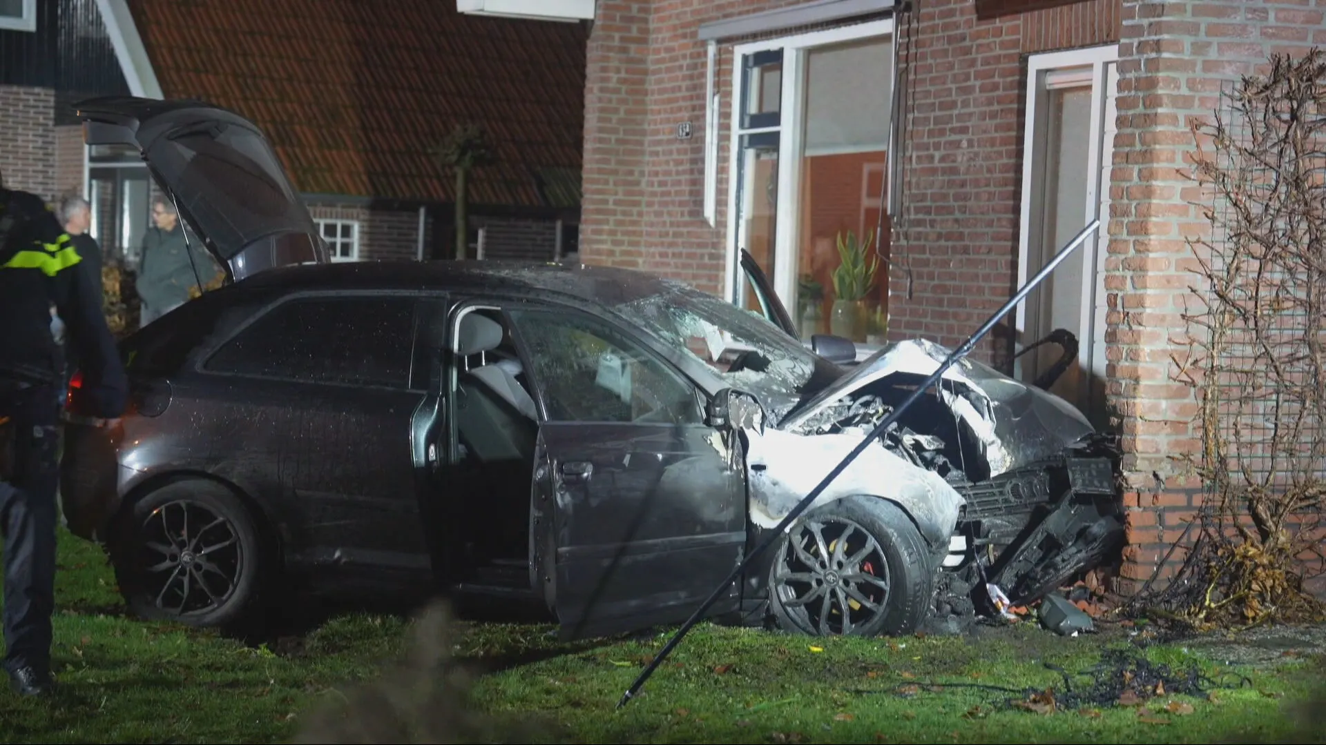 Drie gewonden nadat auto tegen woning rijdt in Zuidveen