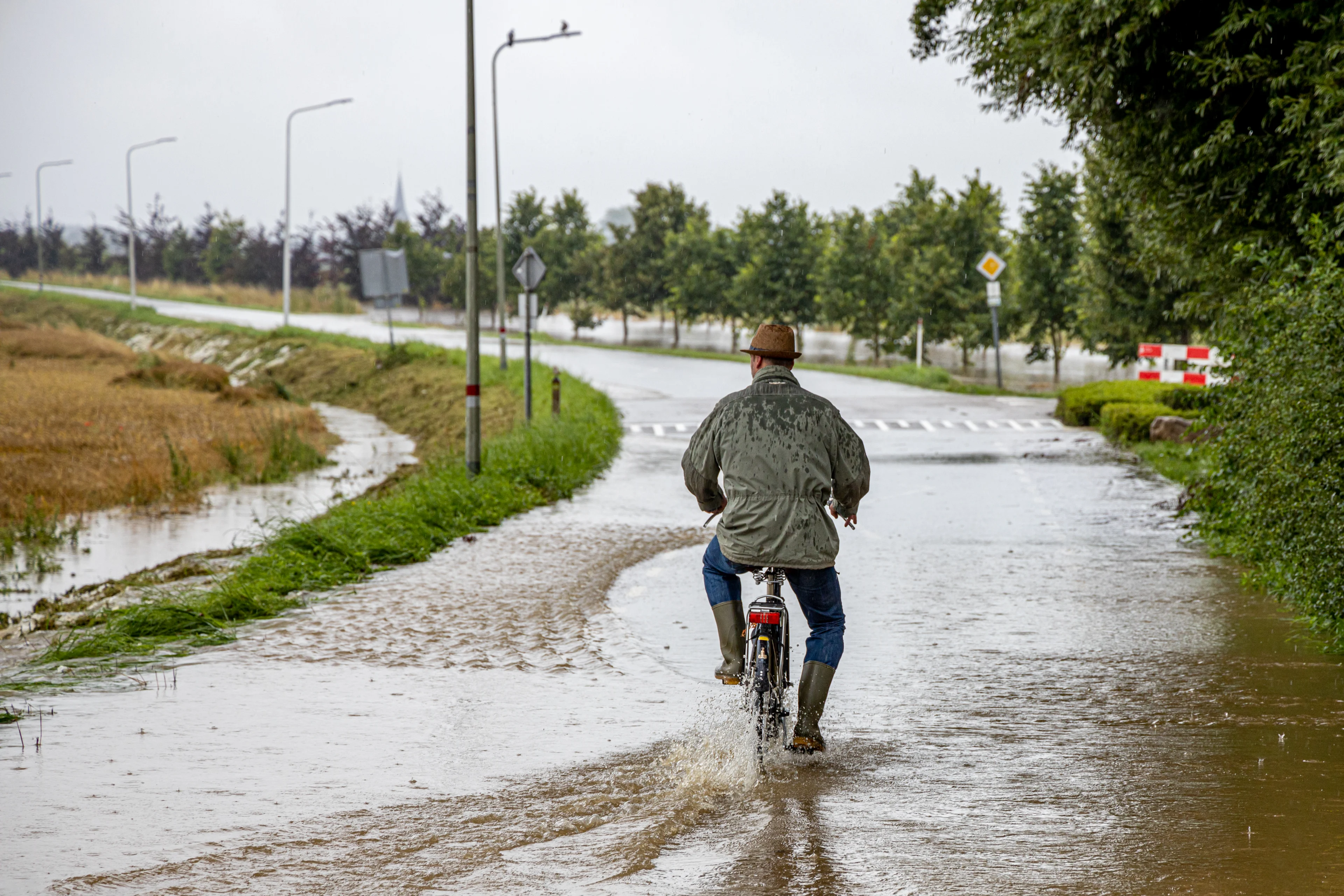 Water blijft stijgen in Limburg: inwoners Maastricht en omliggende dorpen moeten woningen verlaten