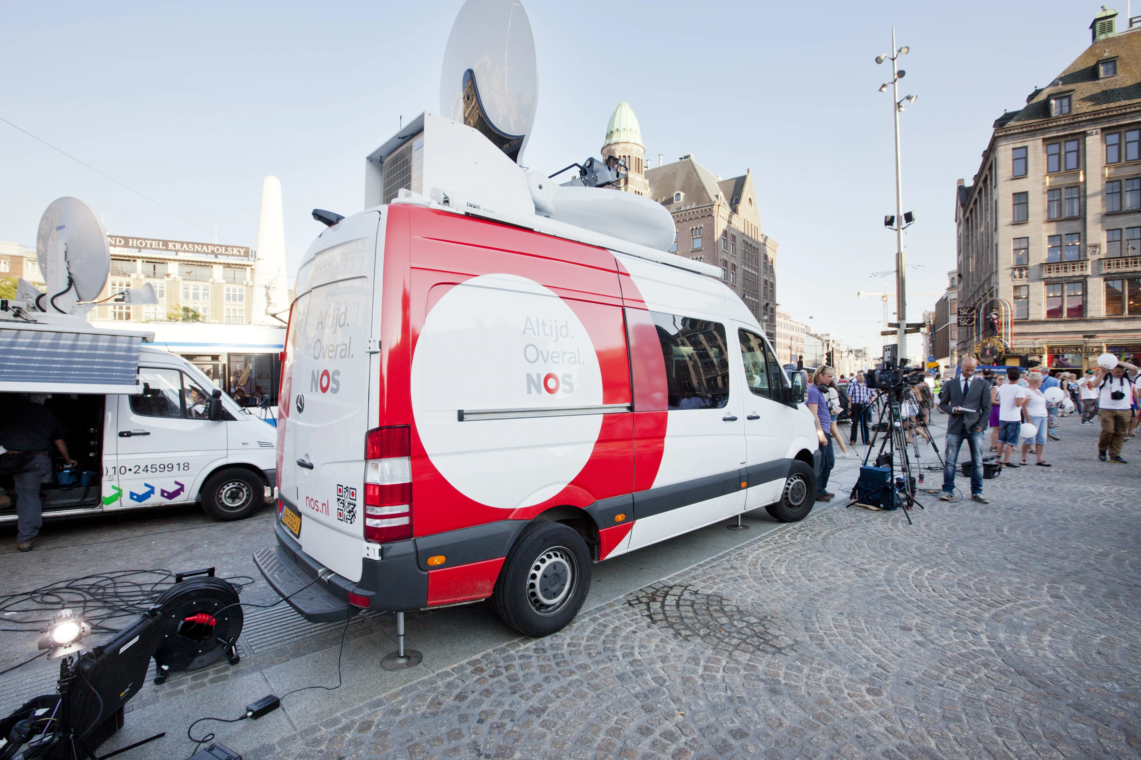 NOS haalt logo's van satellietwagens na aanhoudende bedreigingen