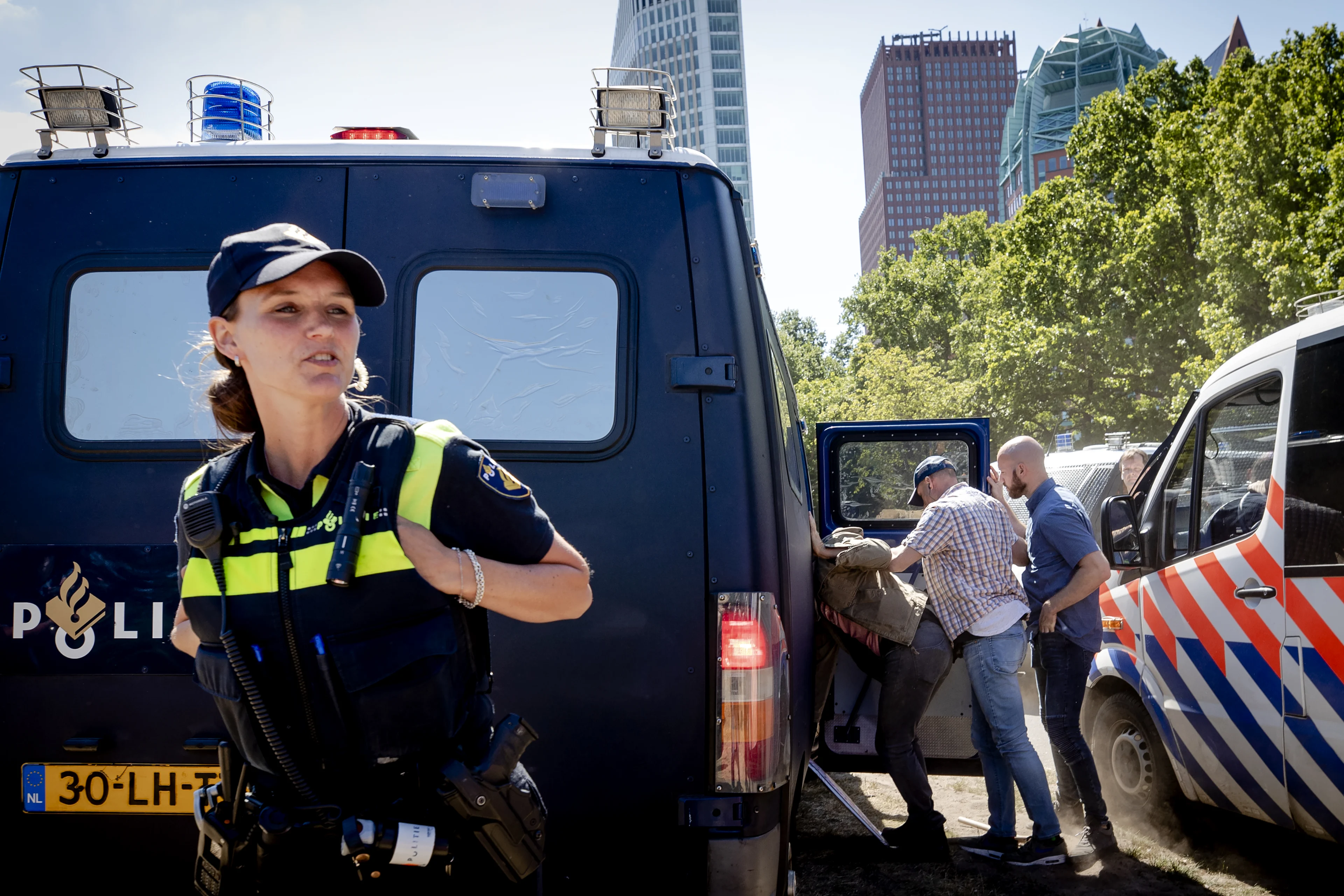 Politie houdt ruim 37 mensen aan die betogen tegen coronamaatregelen in Den Haag