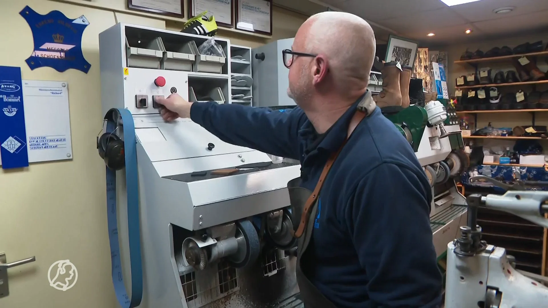 Je oude schoenen laten repareren is helemaal 'in', schoenmakers komen om in werk