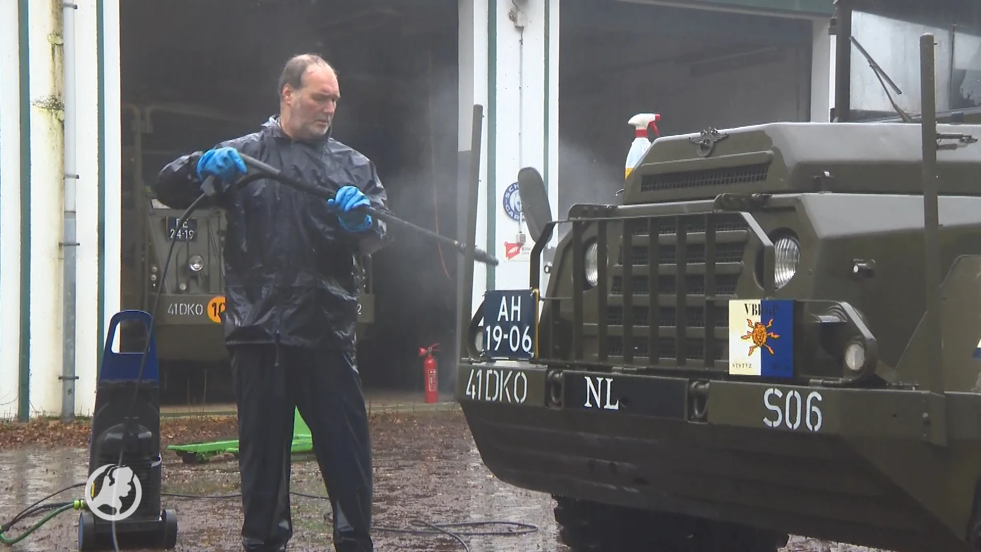 Re-enactmentgroep Koude Oorlog ziet deel legerspullen in rook opgaan