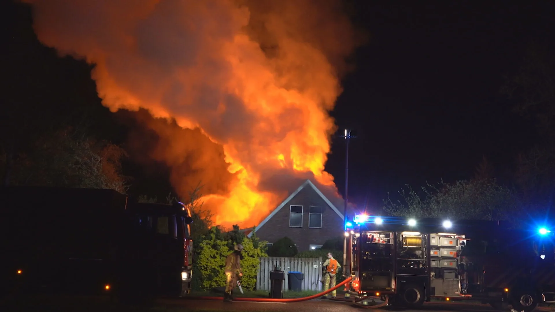 Grote uitslaande brand legt woonboerderij Huis ter Heide in de as