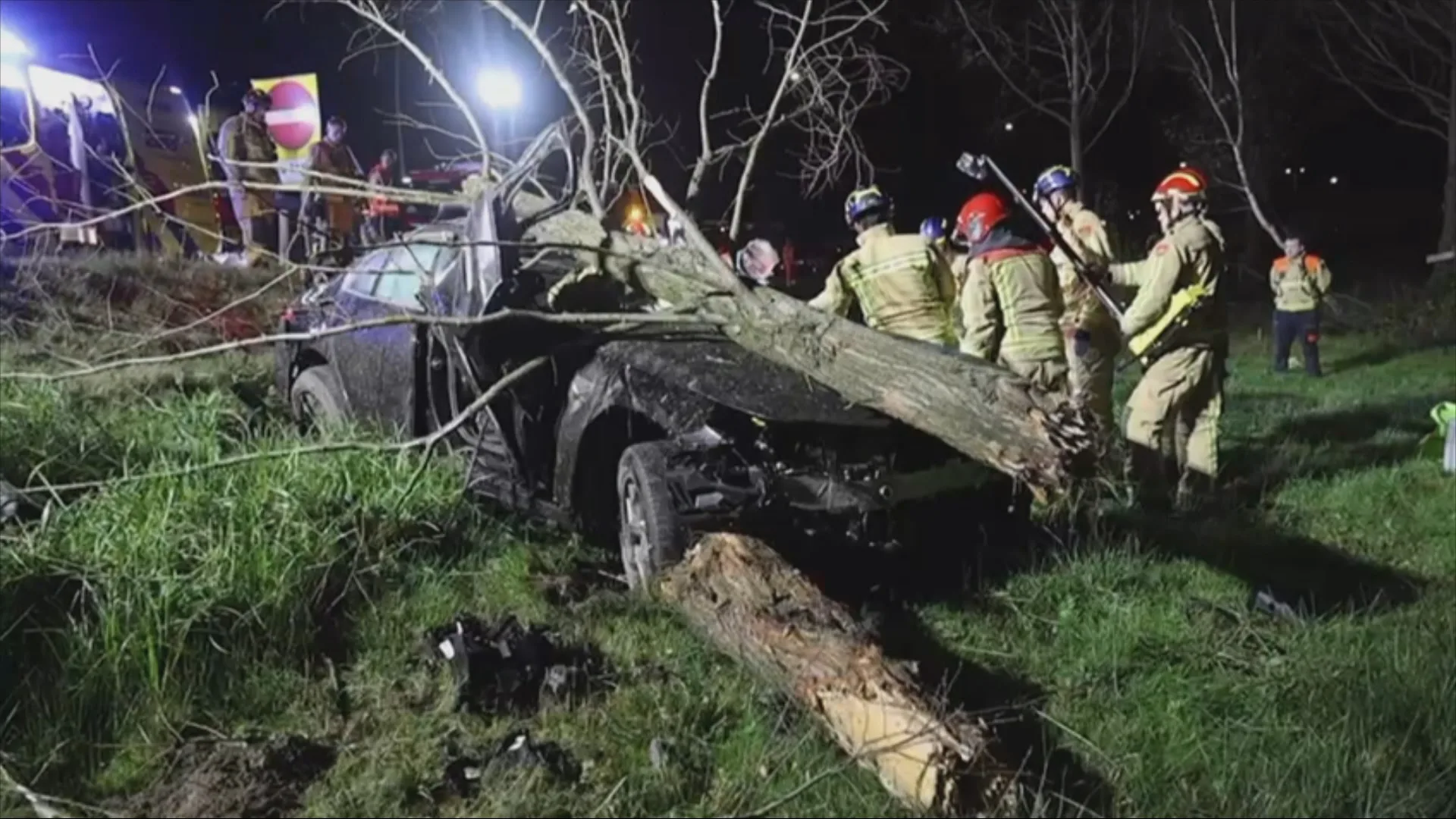 Auto sleurt boom mee na klap op A2 bij Eindhoven, twee zwaargewonden
