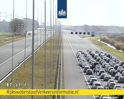 Brand bij tankstation langs A2 Utrecht zorgt voor enorme verkeersopstopping