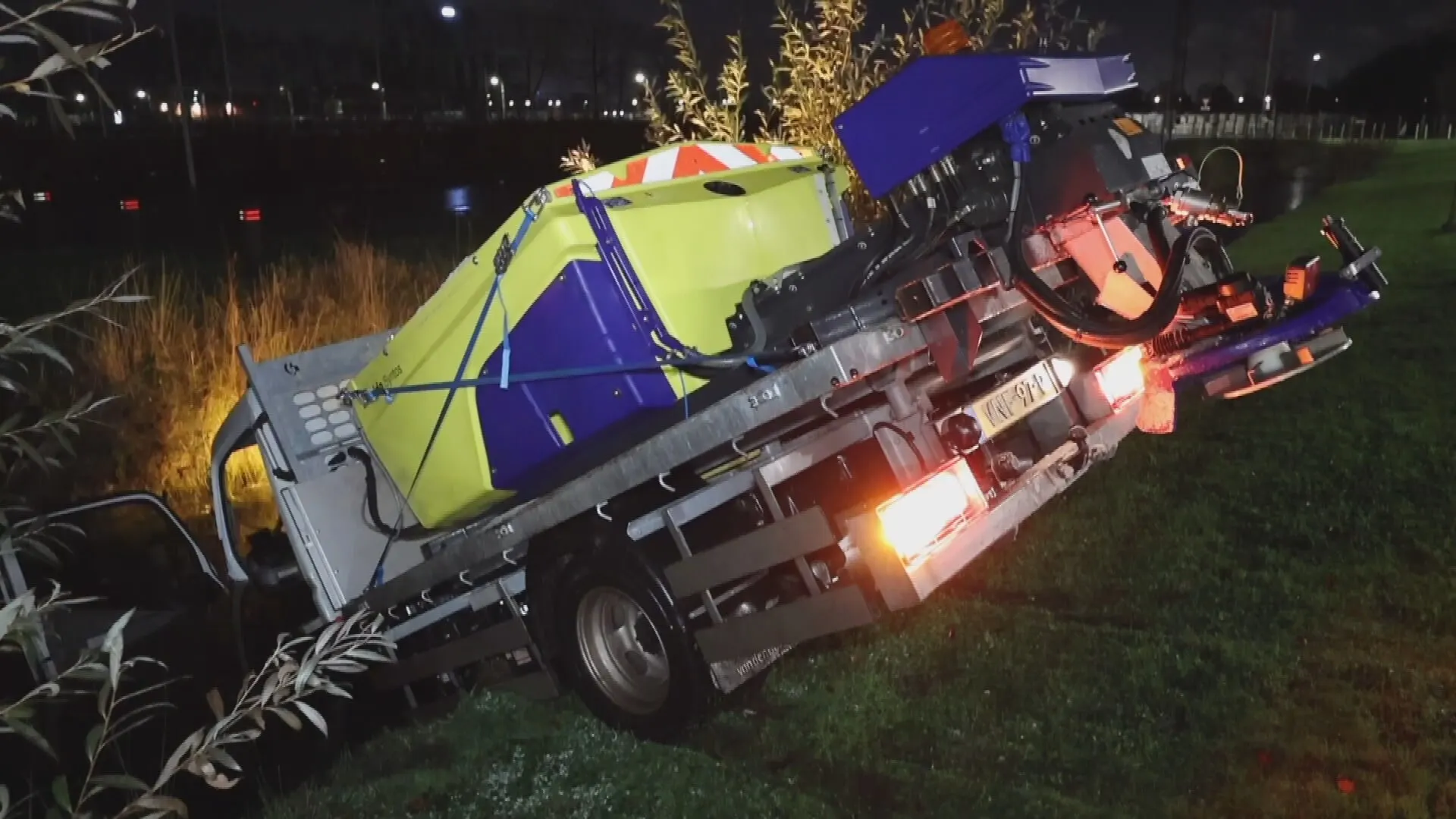 Ongelukken door gladheid in Nederland: strooiwagen in sloot, vuilniswagens in de problemen