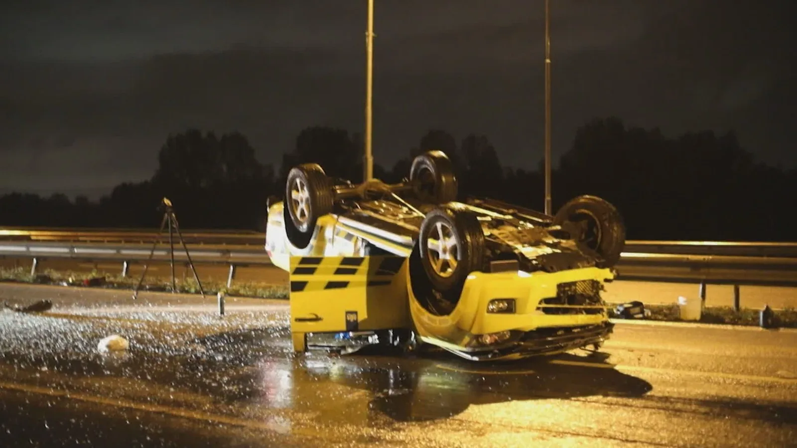 Weginspecteur slaat over de kop met wagen op A9 bij Velsen-Zuid