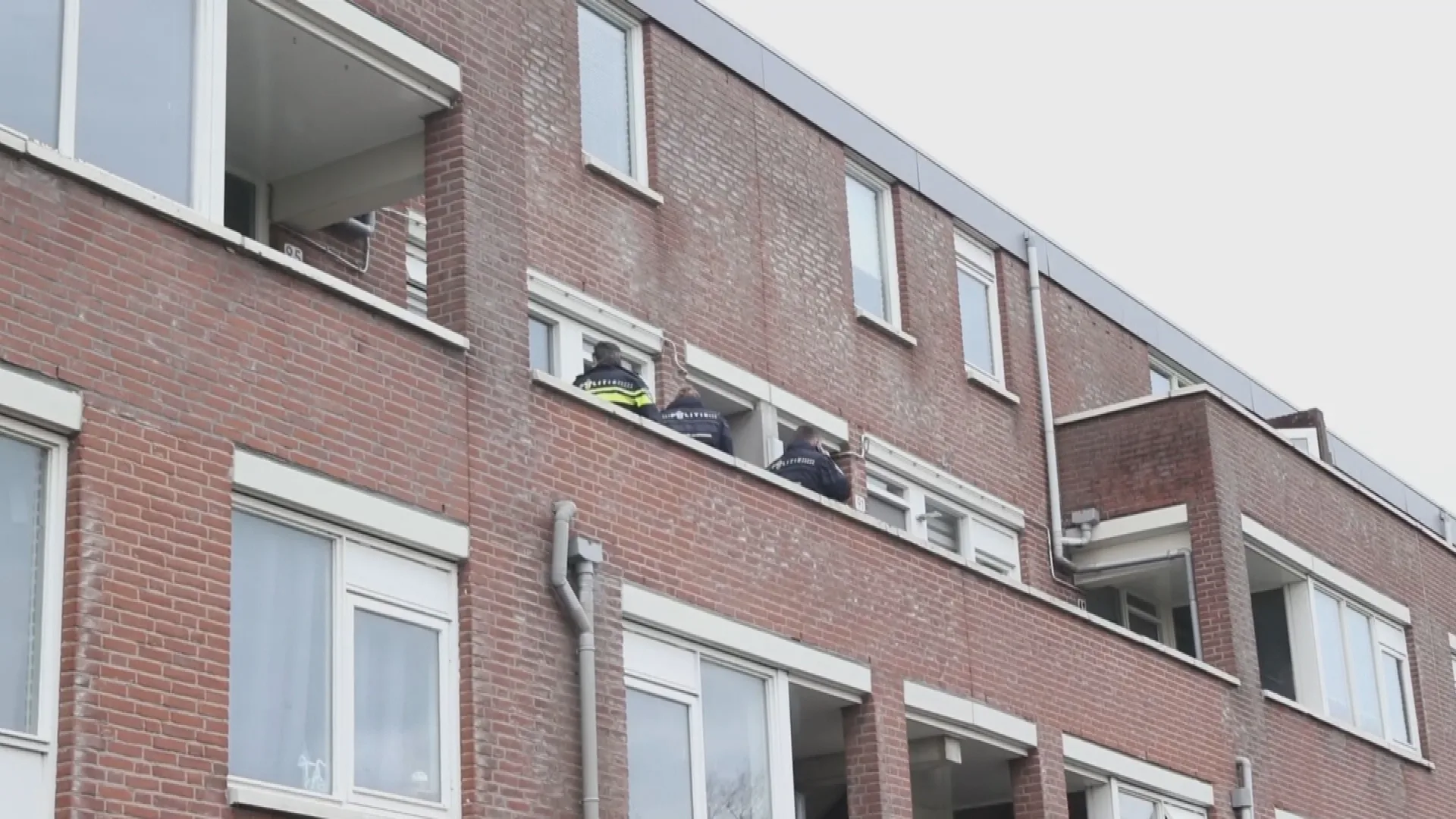 Jong kindje overleden in woning in Rotterdam, politie houdt verdachte aan