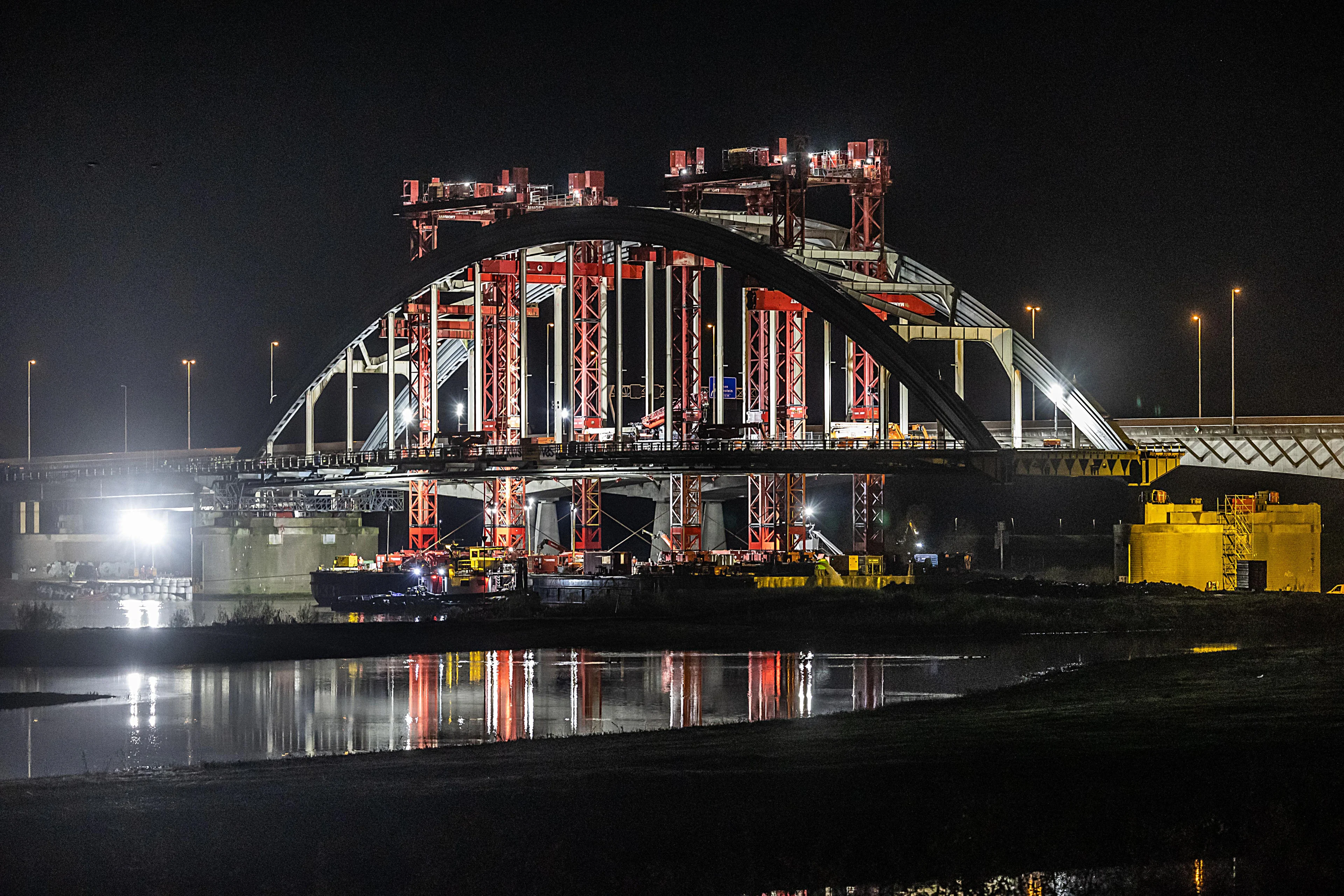 Twee keer is scheepsrecht: oude Lekbrug bij Vianen is weggesleept