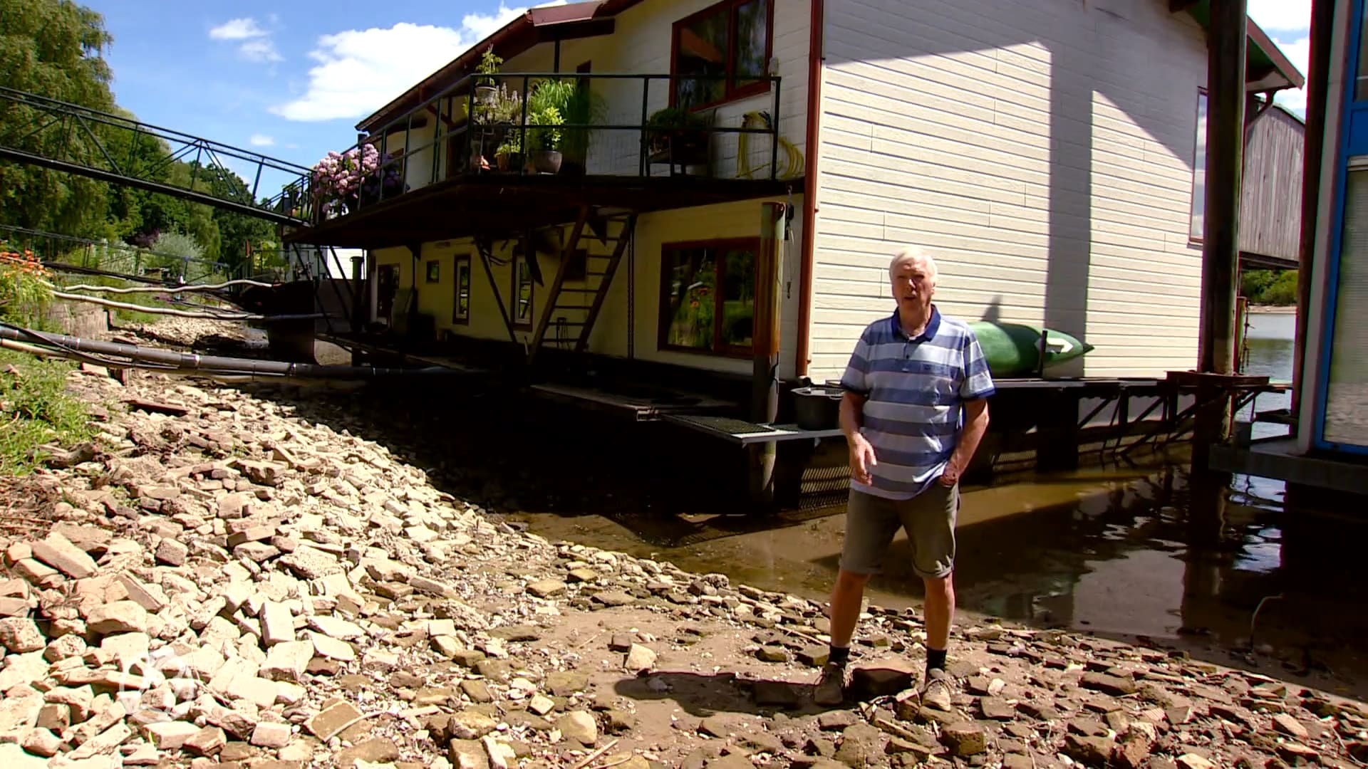 De woonboot van Jan Duurt staat op de bodem van de Rijn: 'Het wordt steeds extremer'