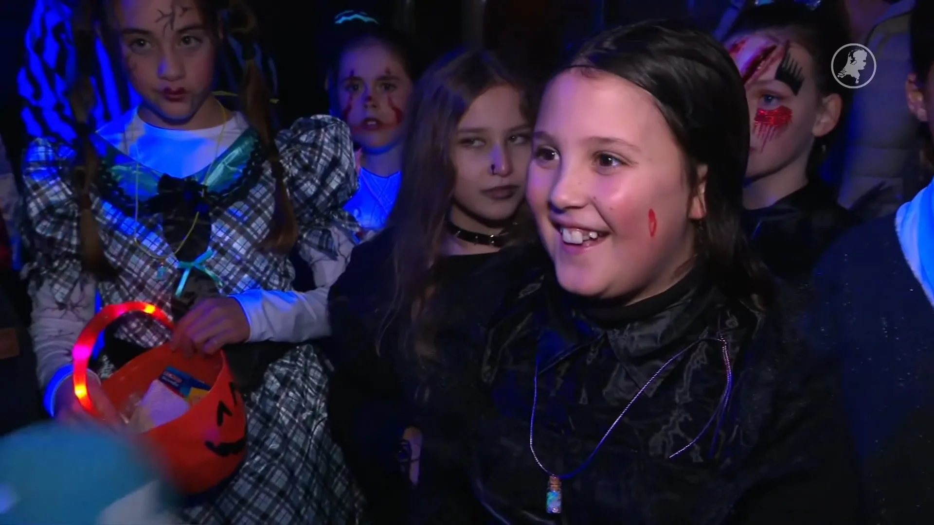 Drukte bij Halloweenhuis van Henk, eindelijk komen er kinderen