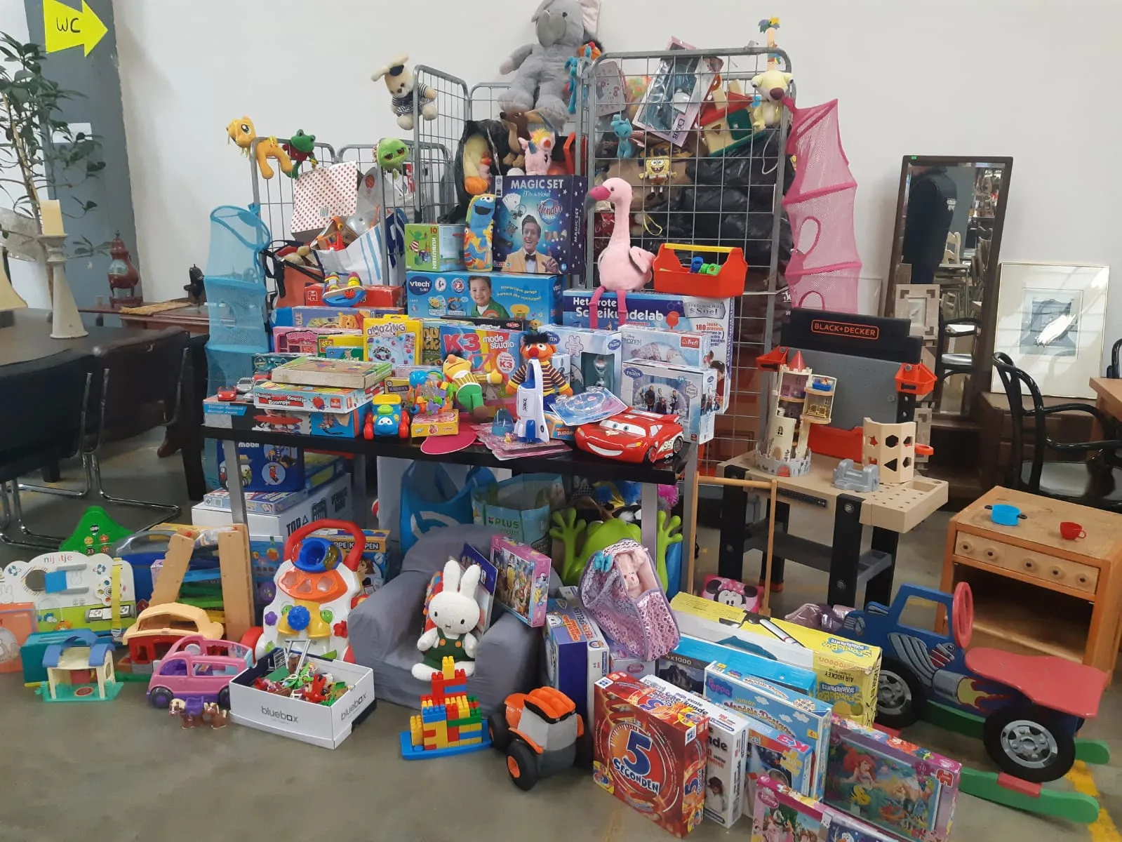 Vrachtwagens vol speelgoed voor kinderen rond armoedegrens na Shurgard-brand