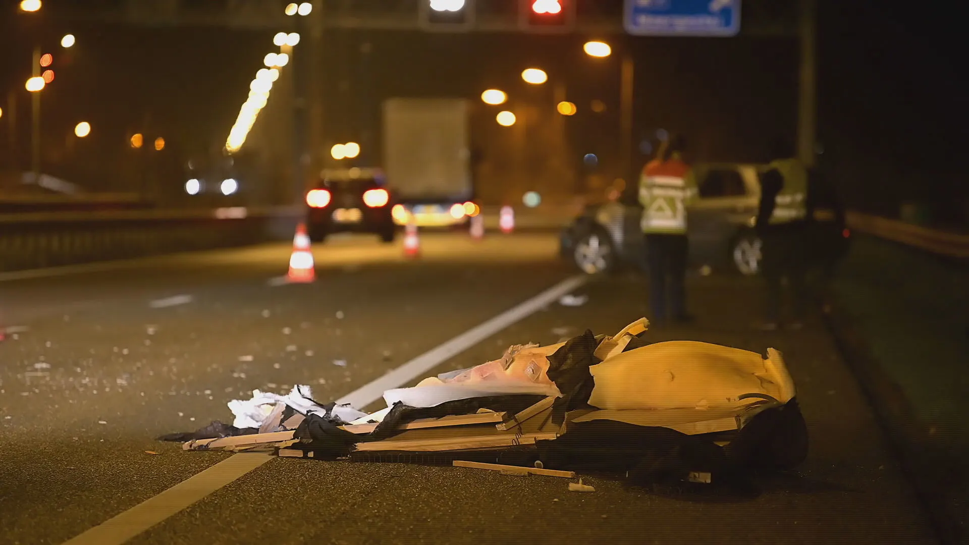 Auto's raken zwaar beschadigd nadat automobilist bankstel verliest op A58