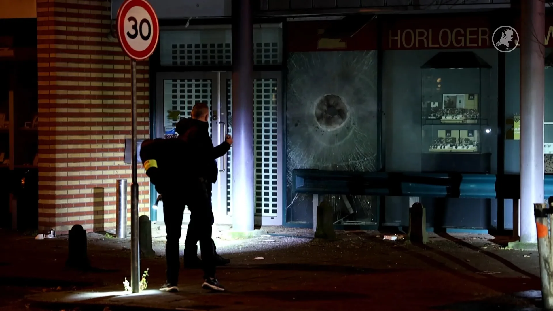 Plofkraak met veel schade in Krommenie bij juwelier