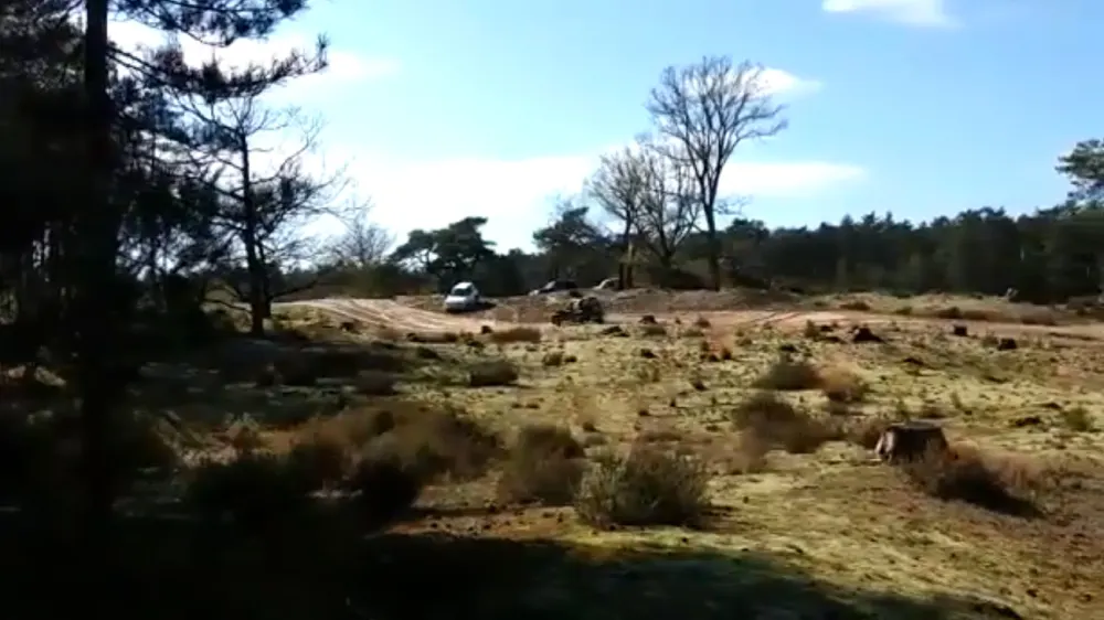 Crossende jeeps in afgesloten natuurgebied, broedseizoen van vogels ruw verstoord