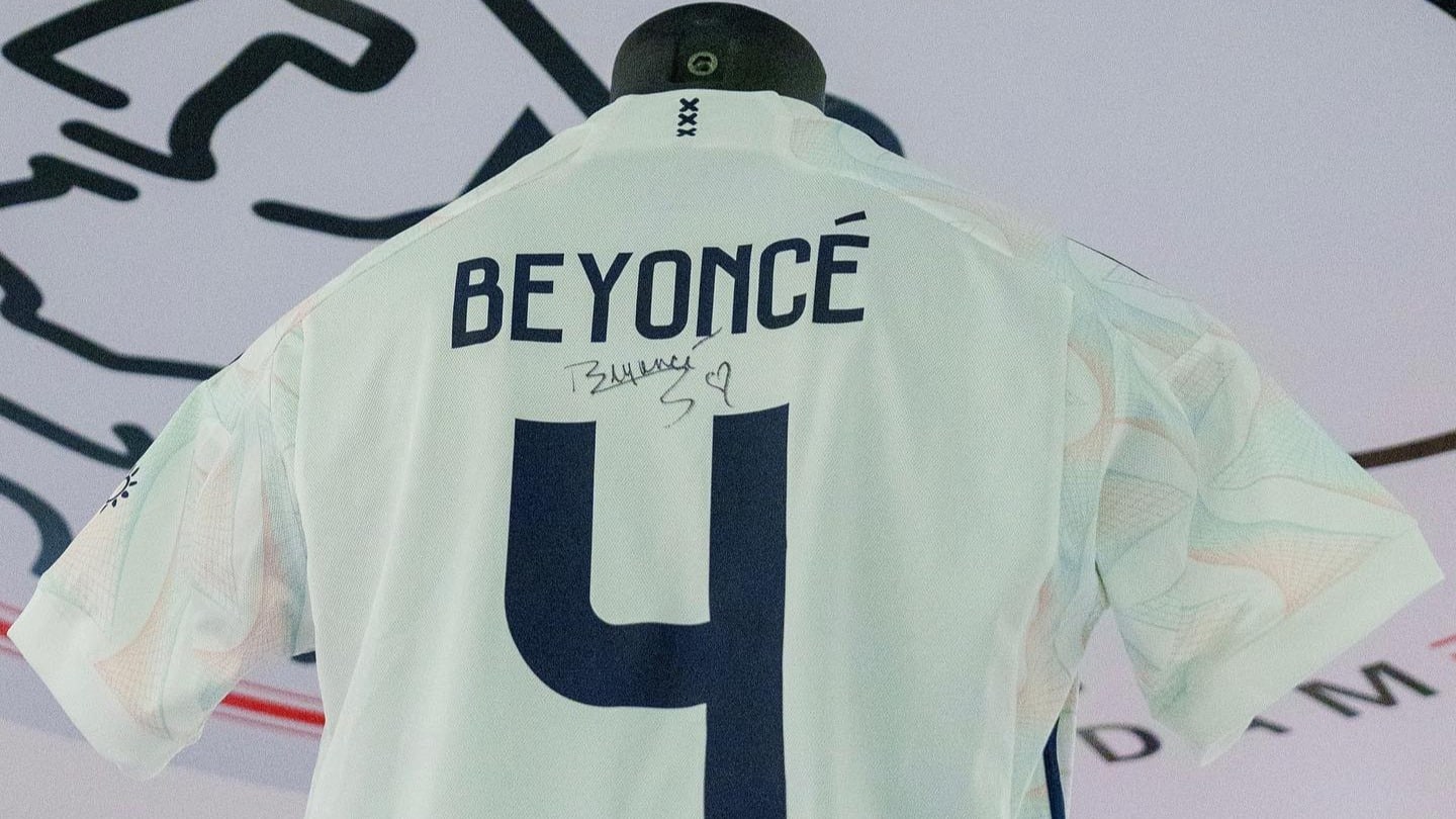 Beyoncé signeert Ajax-shirt en jij kunt er op meebieden