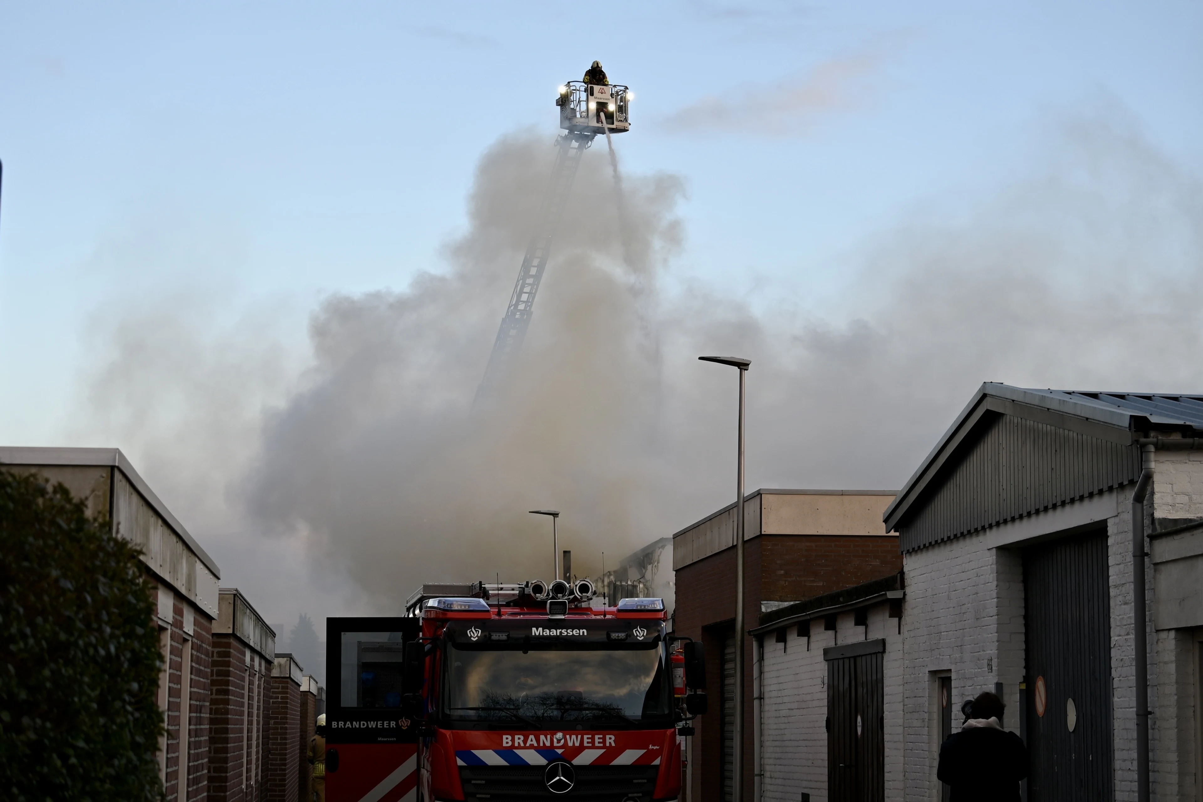 Grote brand in Utrechtse loodsen, enkele woningen ontruimd