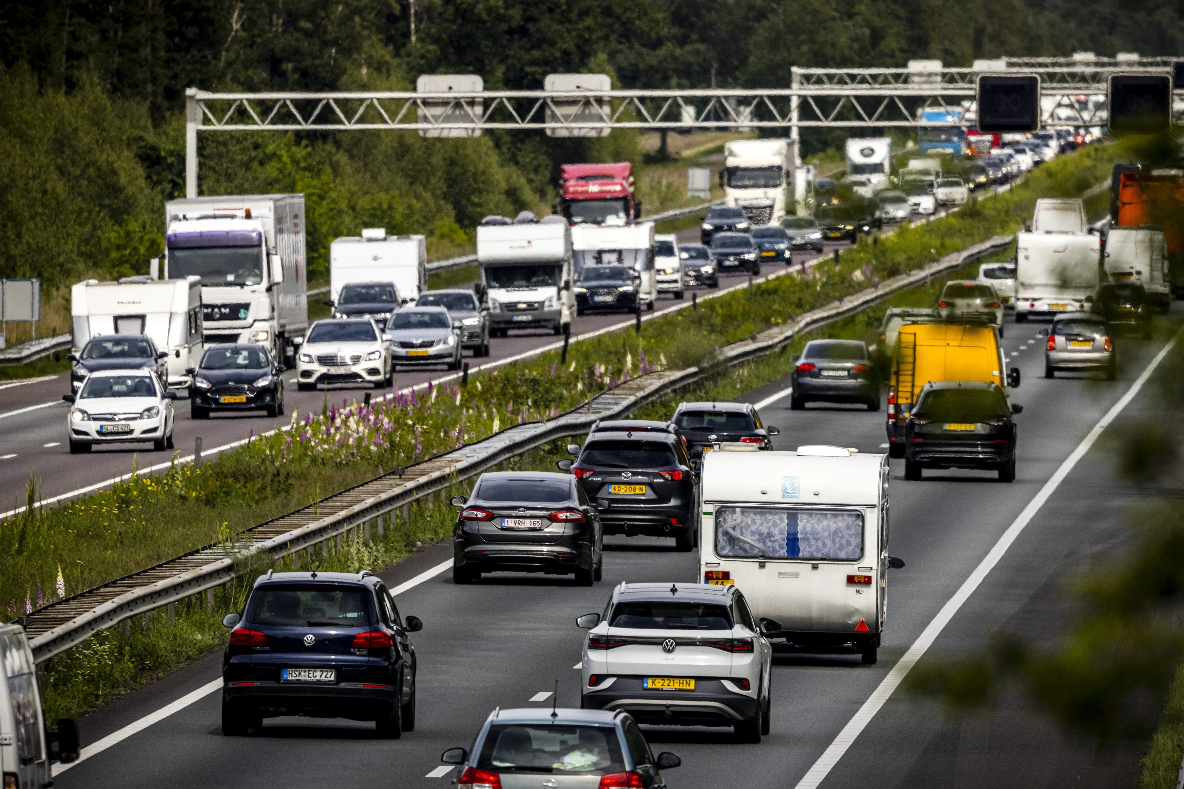 Lange files door Pinksterweekeind: 'Ga na de spits rijden' 