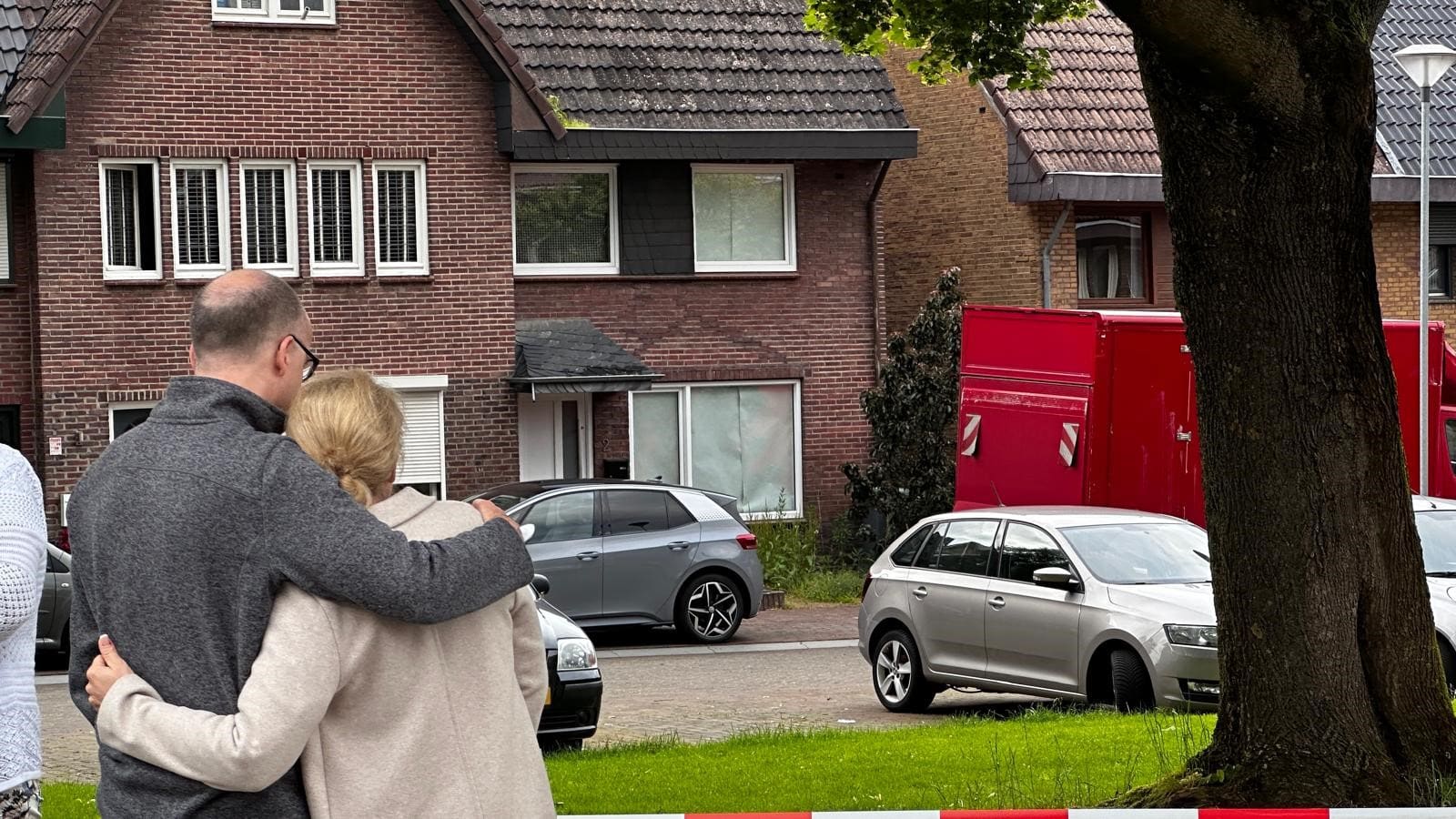 Woningen ontruimd en straat afgezet na mogelijke vondst dode in tuin Kerkrade