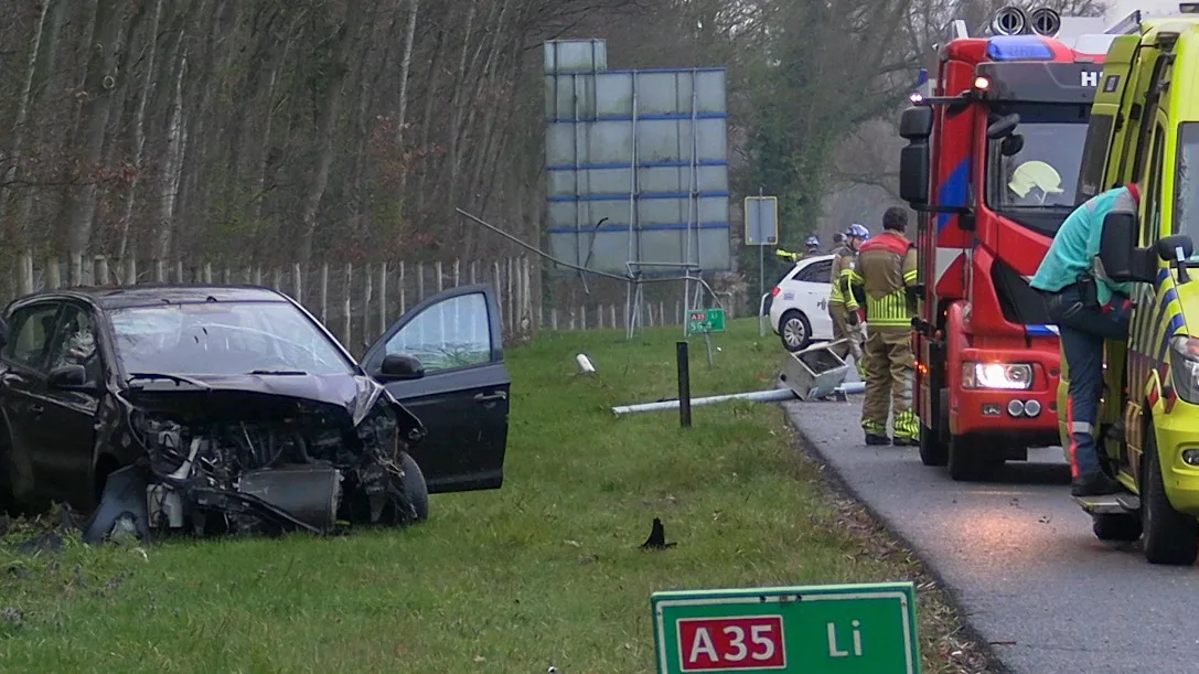 Ravage bij zwaar ongeluk op A35, auto valt bijna van viaduct