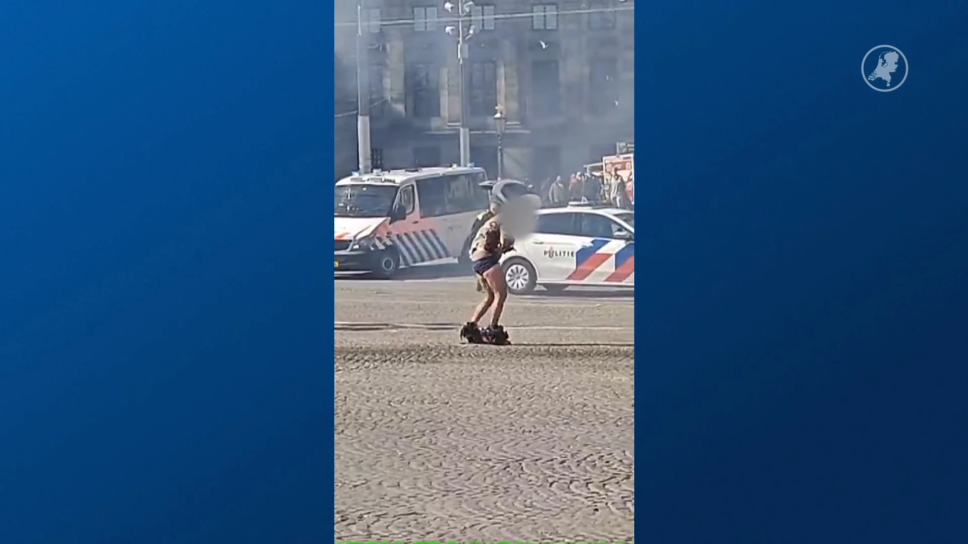 Bizarre beelden van ontploffing auto op Dam: bestuurder staat in brand