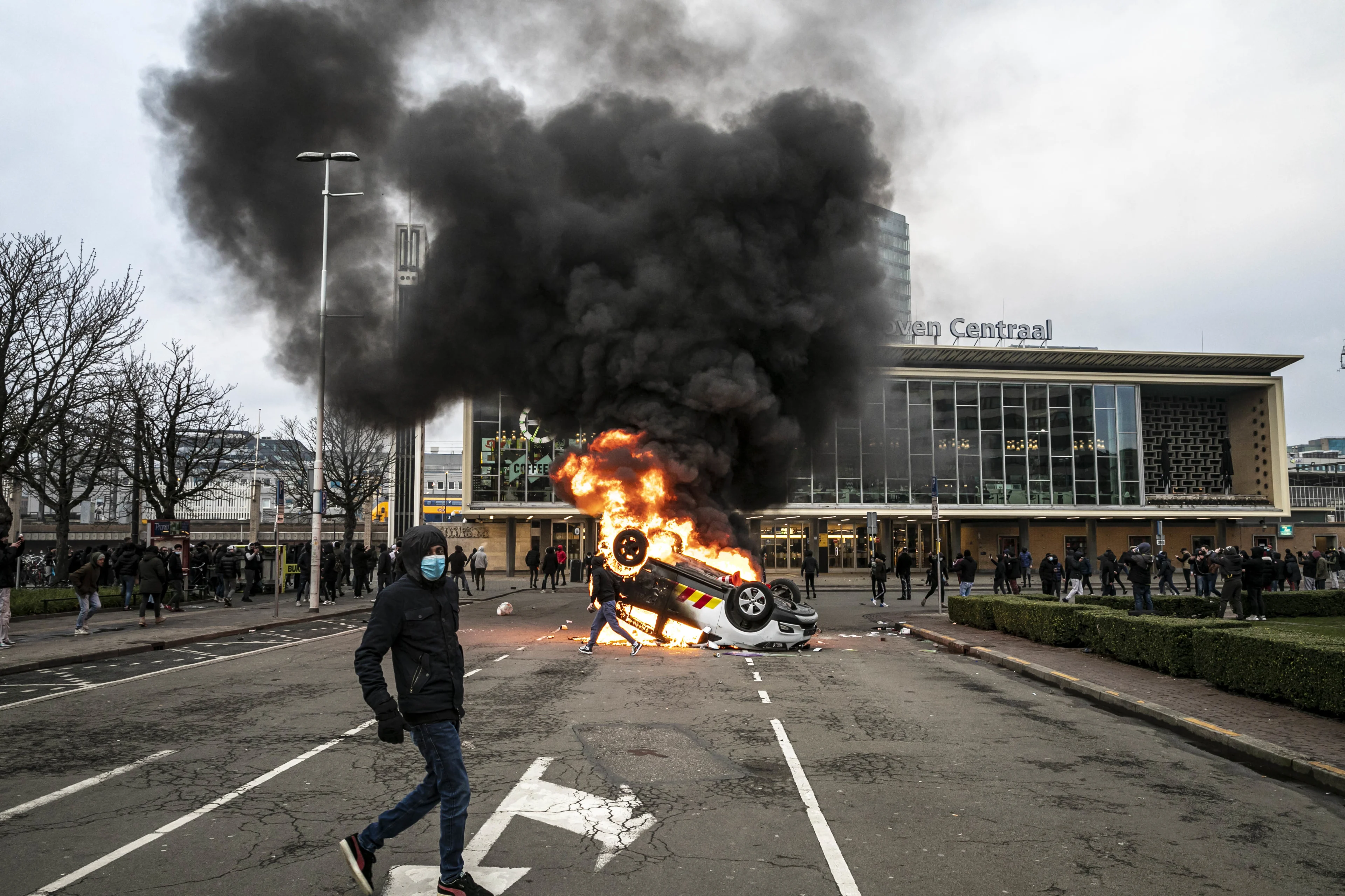 122 mensen opgepakt voor rellen in Eindhoven en Den Bosch