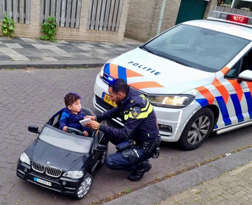 Wijkagent Hicham slingert kleine snelheidsduivel (1,5) in BMW X5 op de bon