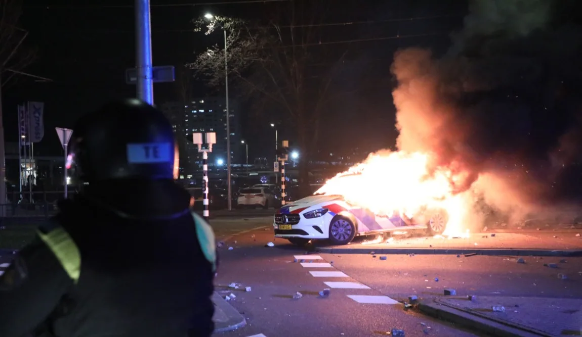 ME grijpt in, politie gebruikt traangas en politieauto's in brand: rellen uitgebroken tussen Eritreeërs in Den Haag