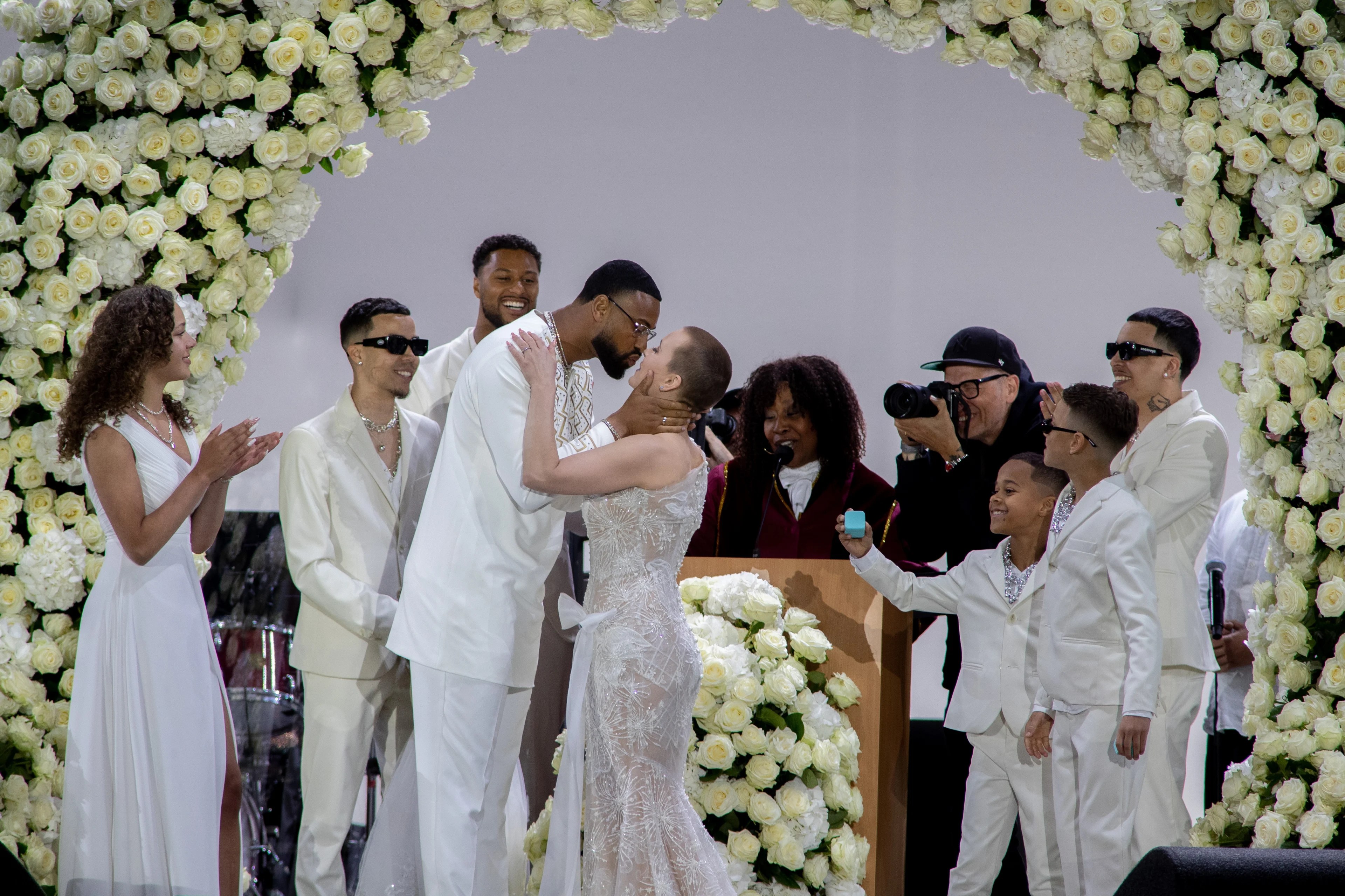 Boog van witte rozen en rocken in een trouwjurk: zo zag het huwelijk van Anouk eruit