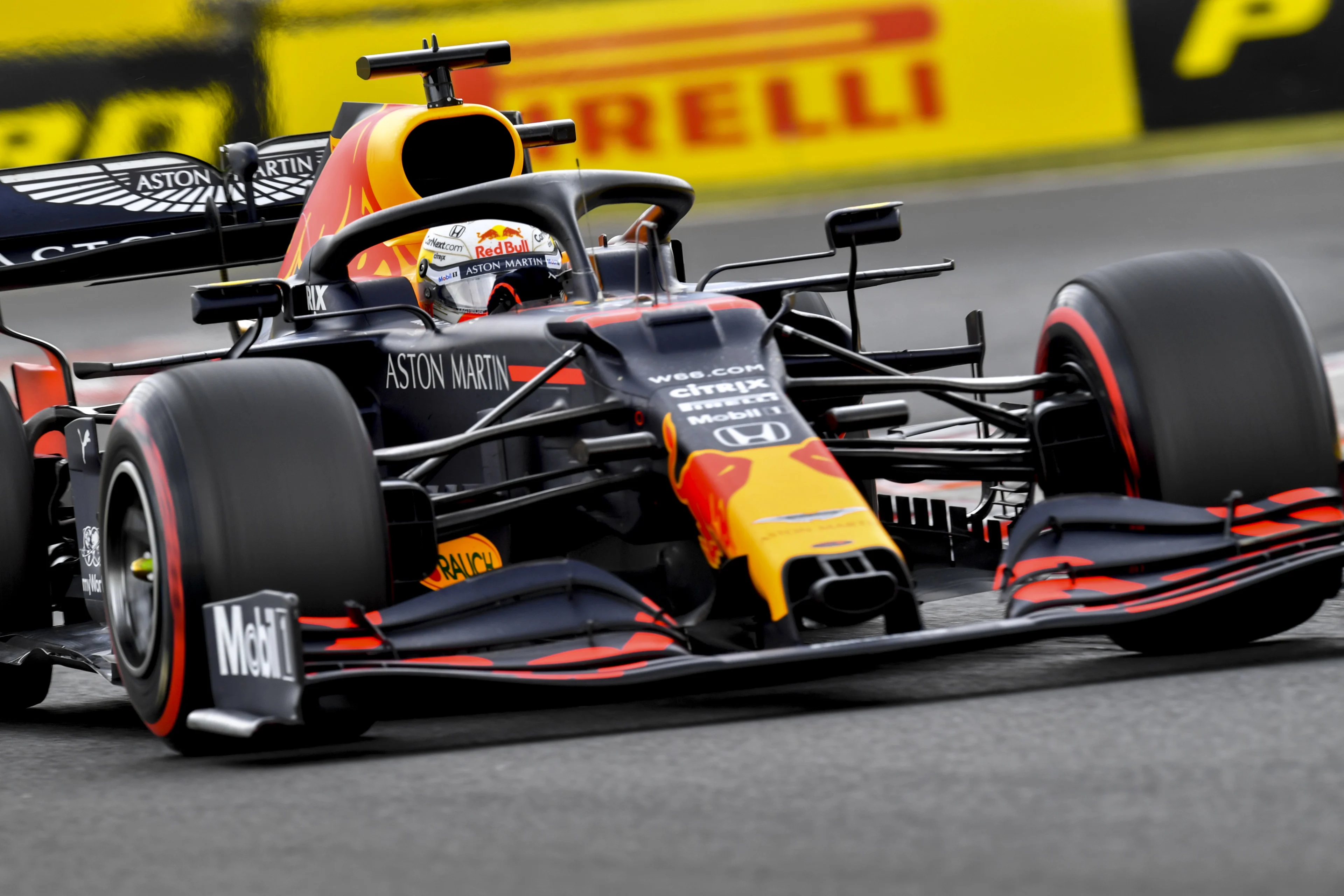 Verstappen crasht Red Bull-bolide al in opwarmronde in de muur