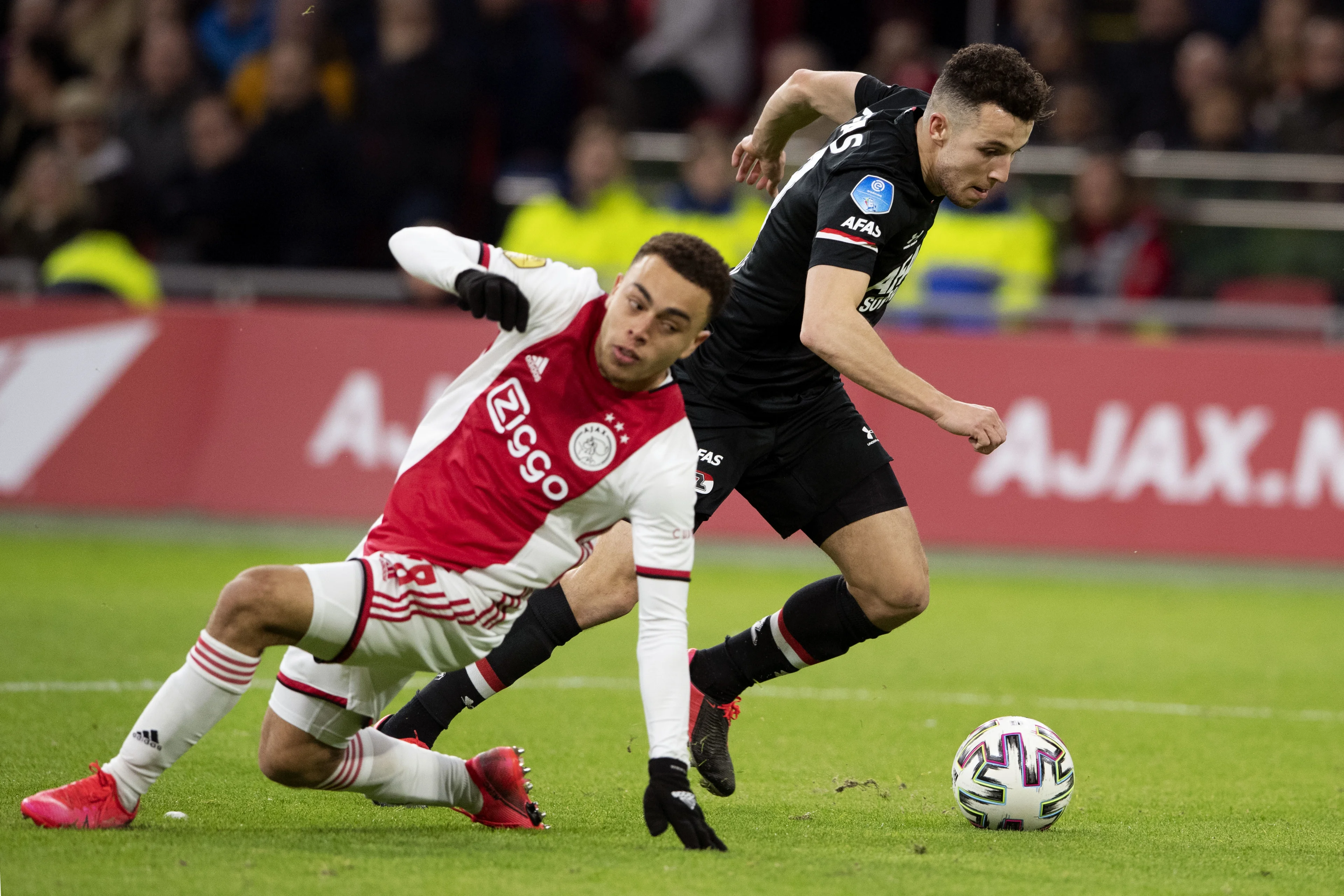 AZ deelt gevoelige tik uit aan Ajax, titelstrijd helemaal open