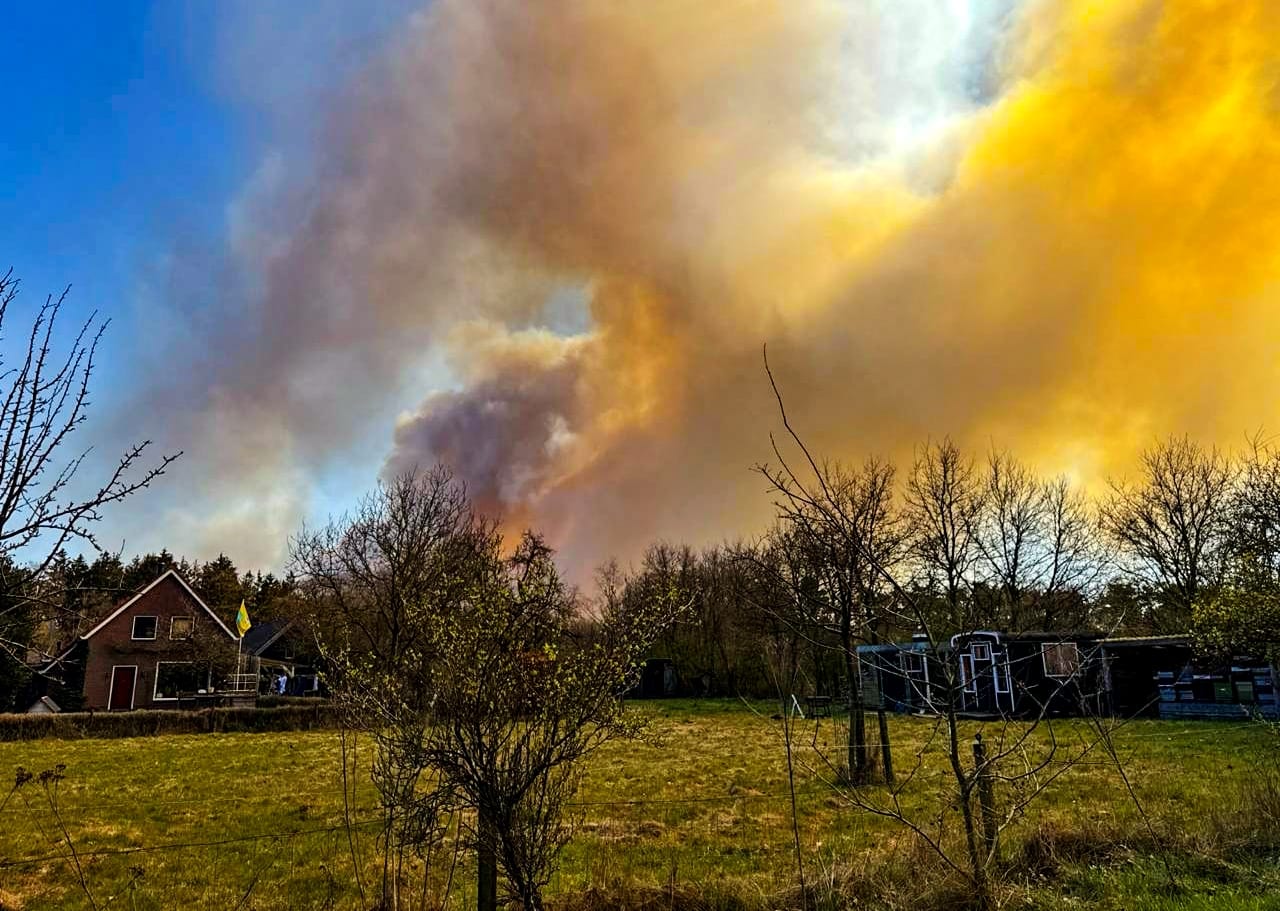 Brandweer nog de hele dag bezig met nablussen heidebrand Ede