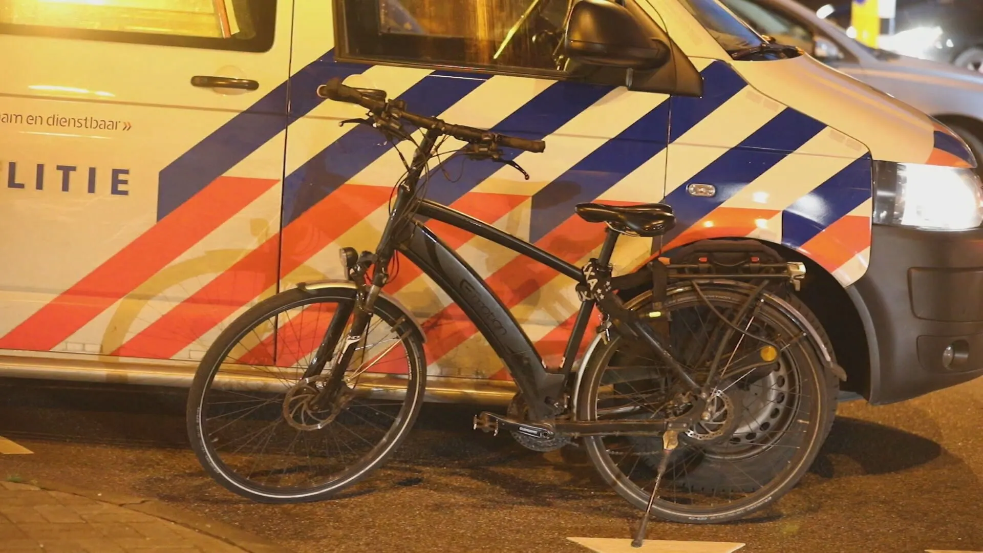 Automobilist rijdt door na aanrijding met fietser (64) in Roosendaal
