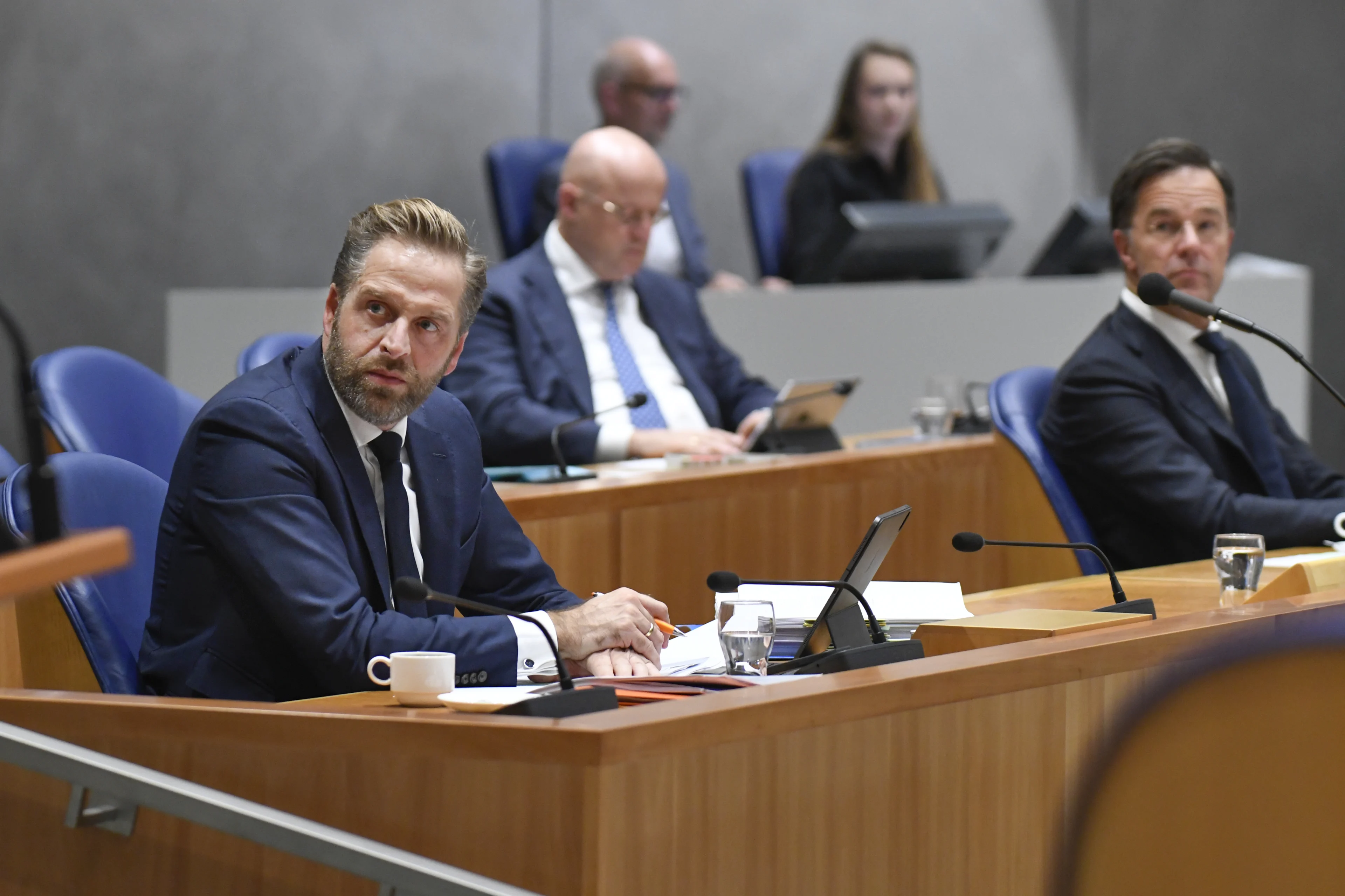 Kabinet verdedigt strengere coronamaatregelen in kritische Kamer