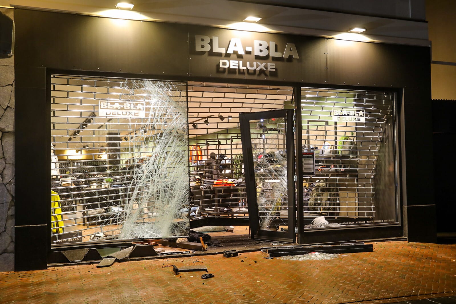 Eigenaar aangeslagen na ramkraak op kledingwinkel in Apeldoorn: 'Schrik nog in mijn lijf'