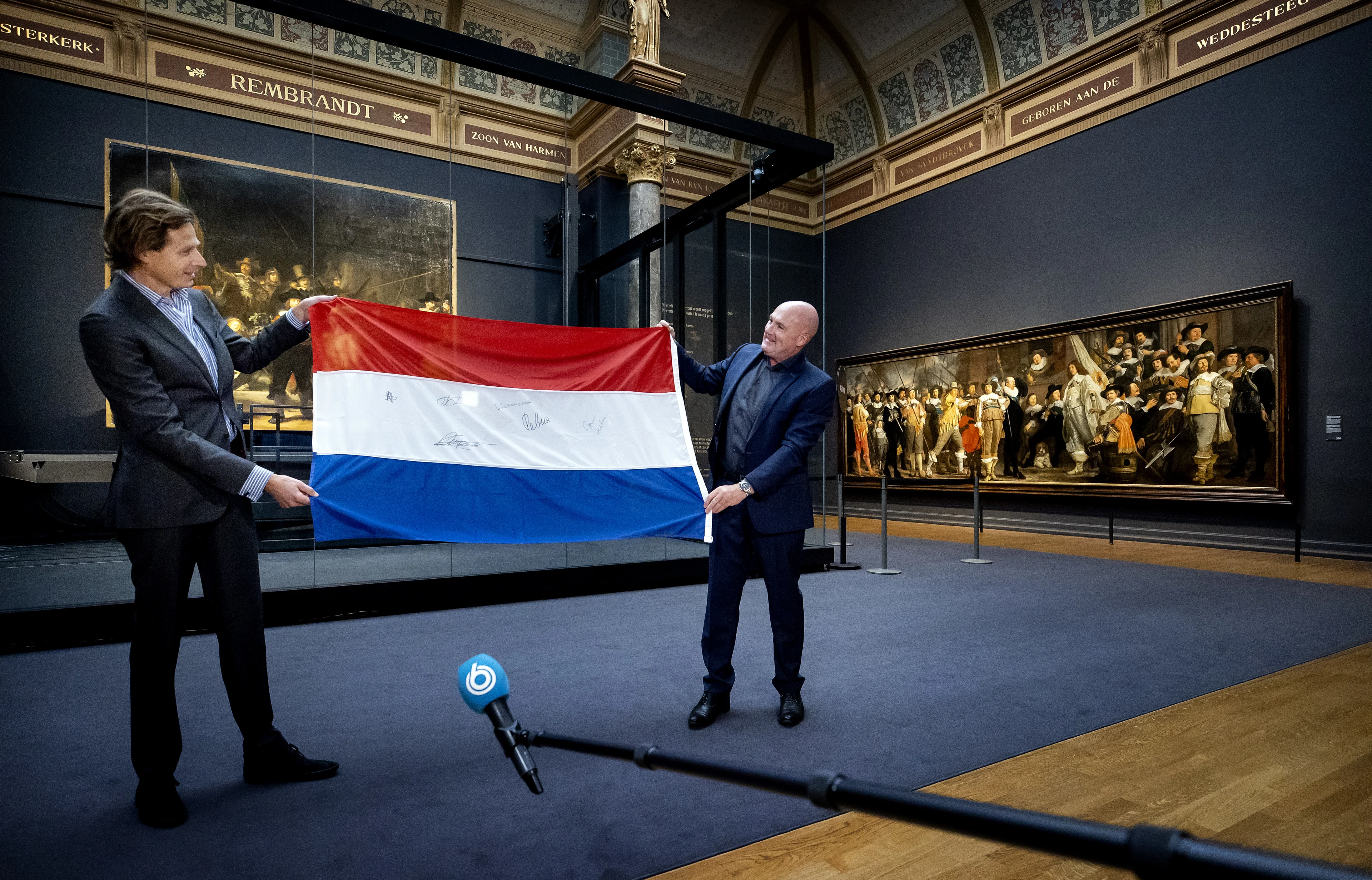 André Kuipers schenkt vlag die mee ging naar ISS aan Rijksmuseum