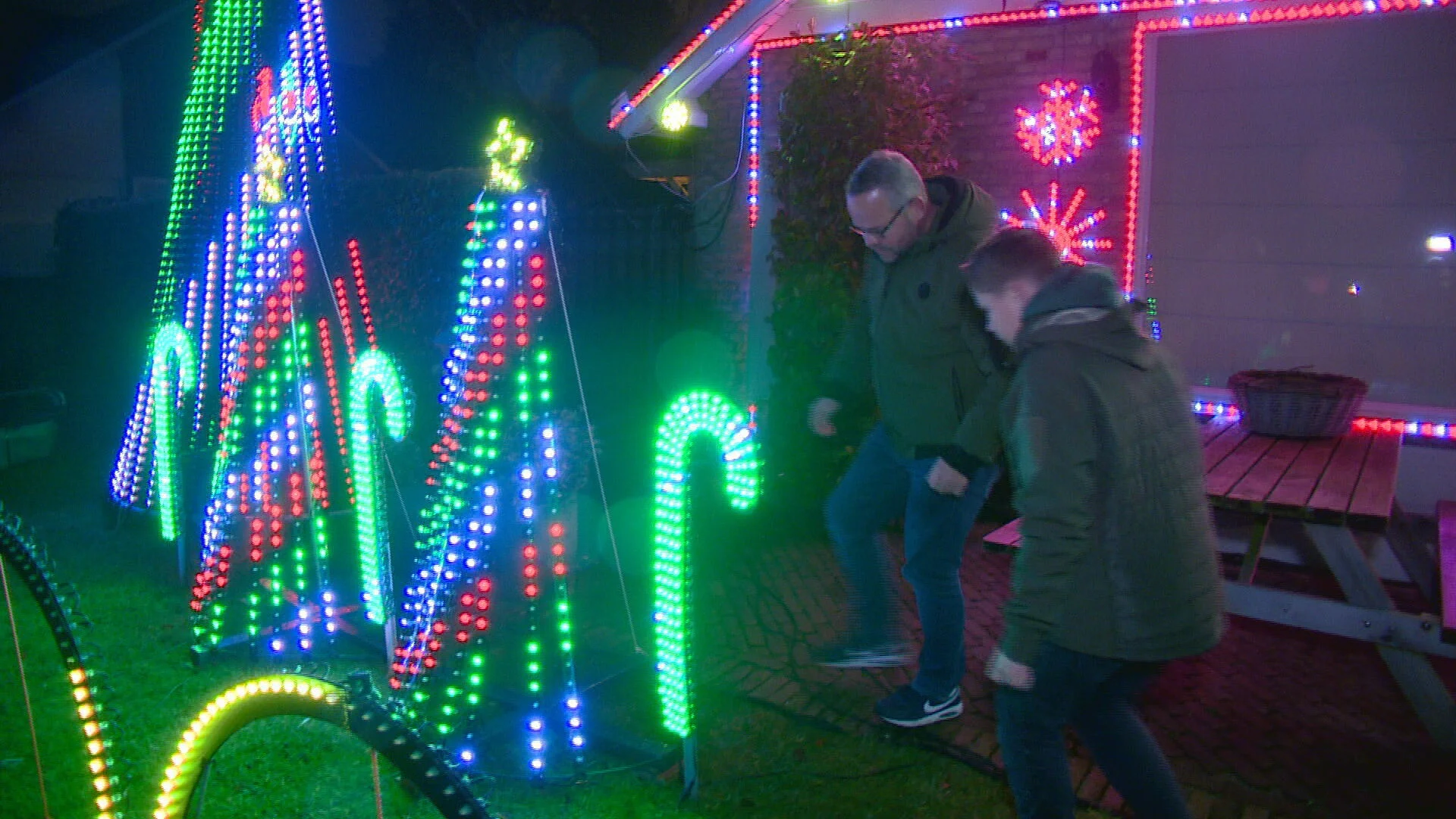 Vader en zoon maken grote kerstshow met lichtjes: 'Hele jaar aan gewerkt'