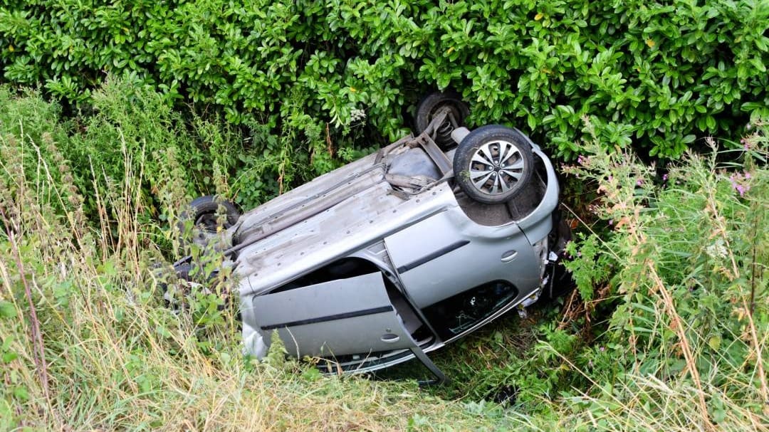 Ernstig gewonde nadat auto op kop in sloot belandt, politie doet onderzoek