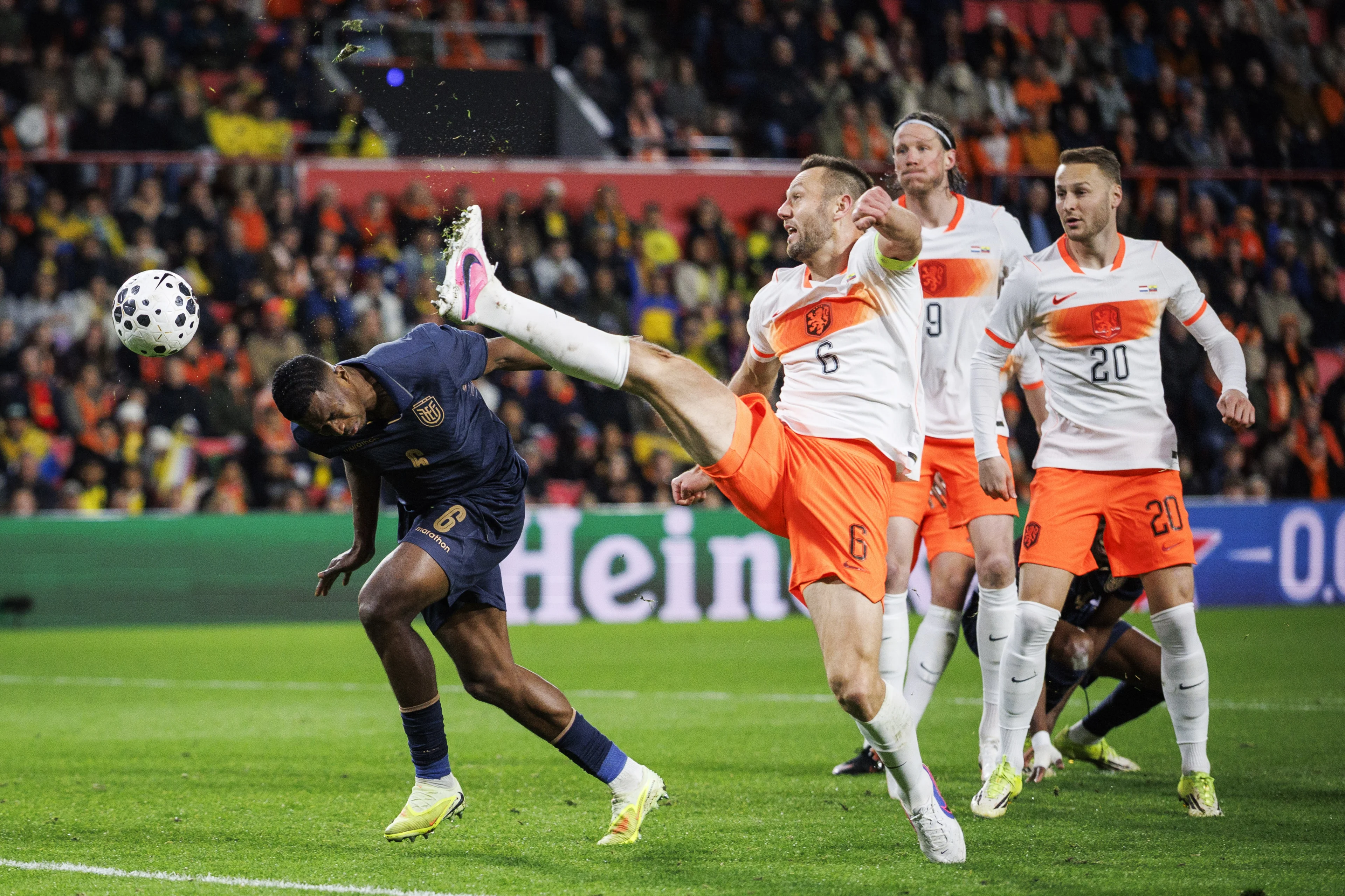 Oranje speelt gelijk tegen Ecuador na rood voor Dumfries