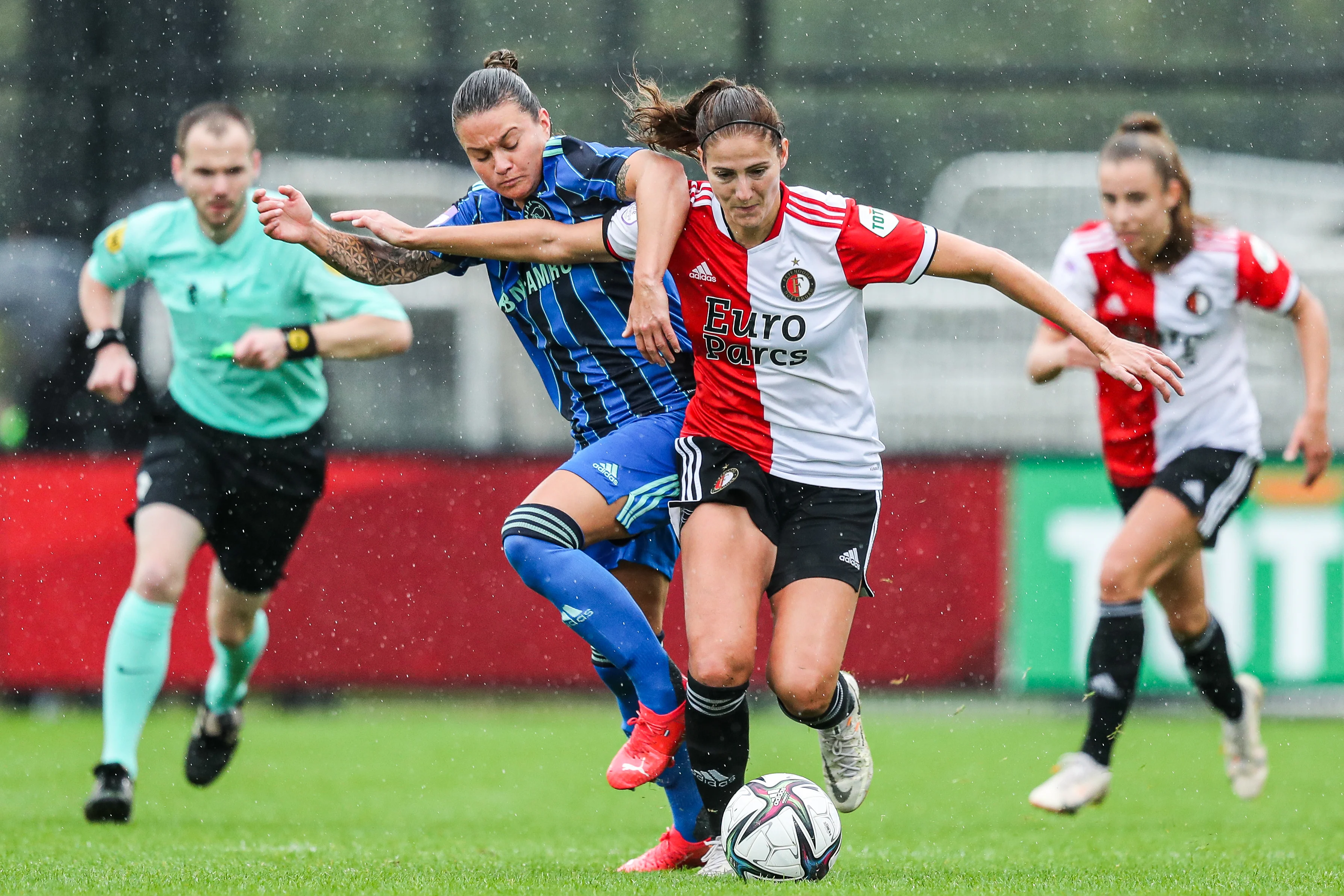 Voetbalsters Feyenoord winnen ruim van Ajax in eerste Klassieker ooit